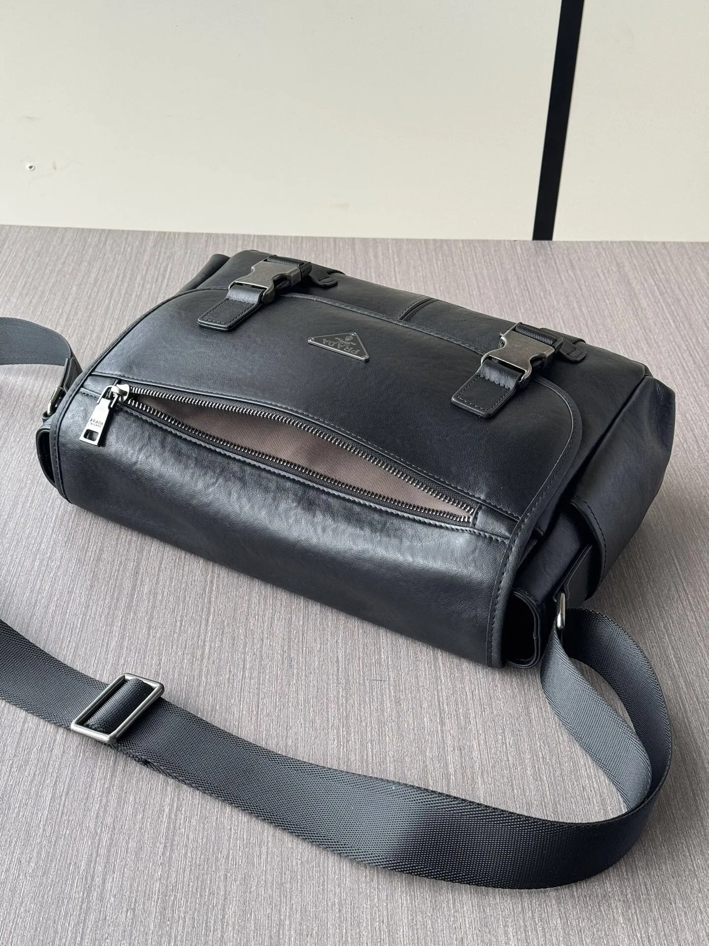 Prada 黑色 牛皮 Logo 斜挎包