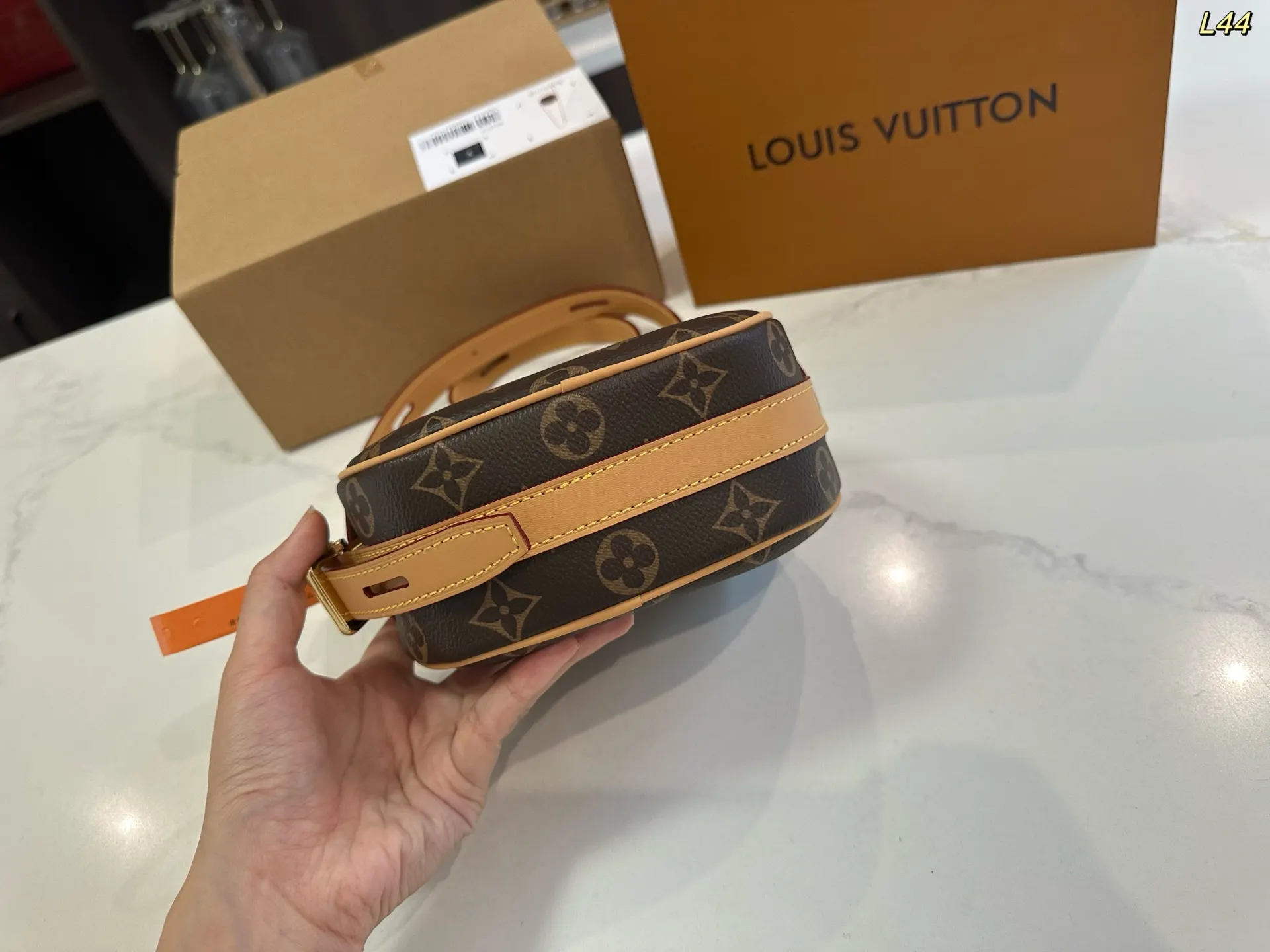 LV 钢五金 斜挎包 轻便斜挎款