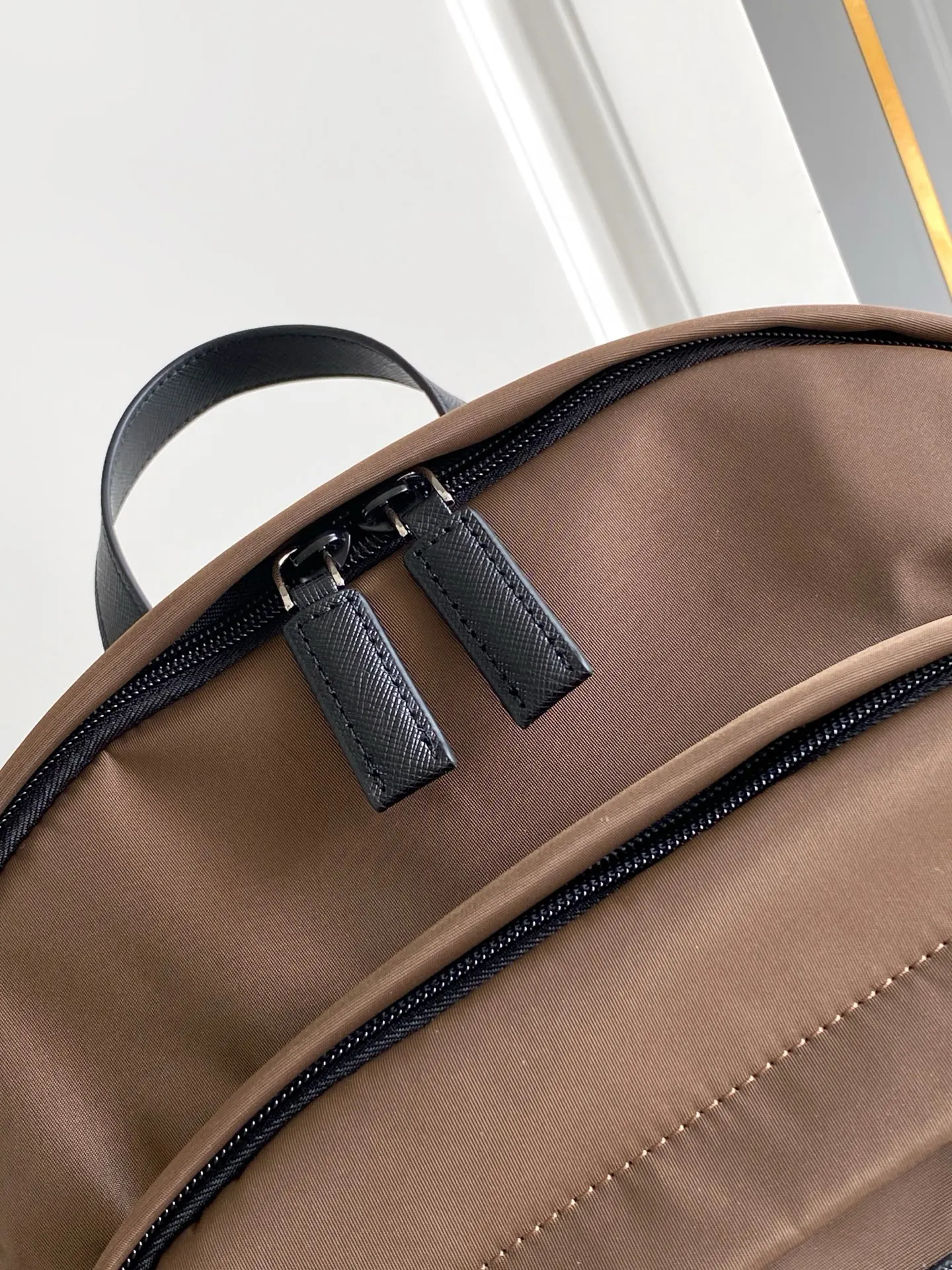 PRADA 2VZ048 Re-Nylon尼龙 Saffiano十字纹牛皮 双肩背包 轻便实用款