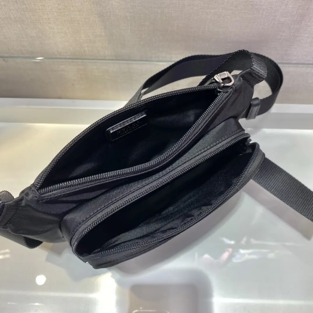 Prada 2VH128 腰包 轻便实用