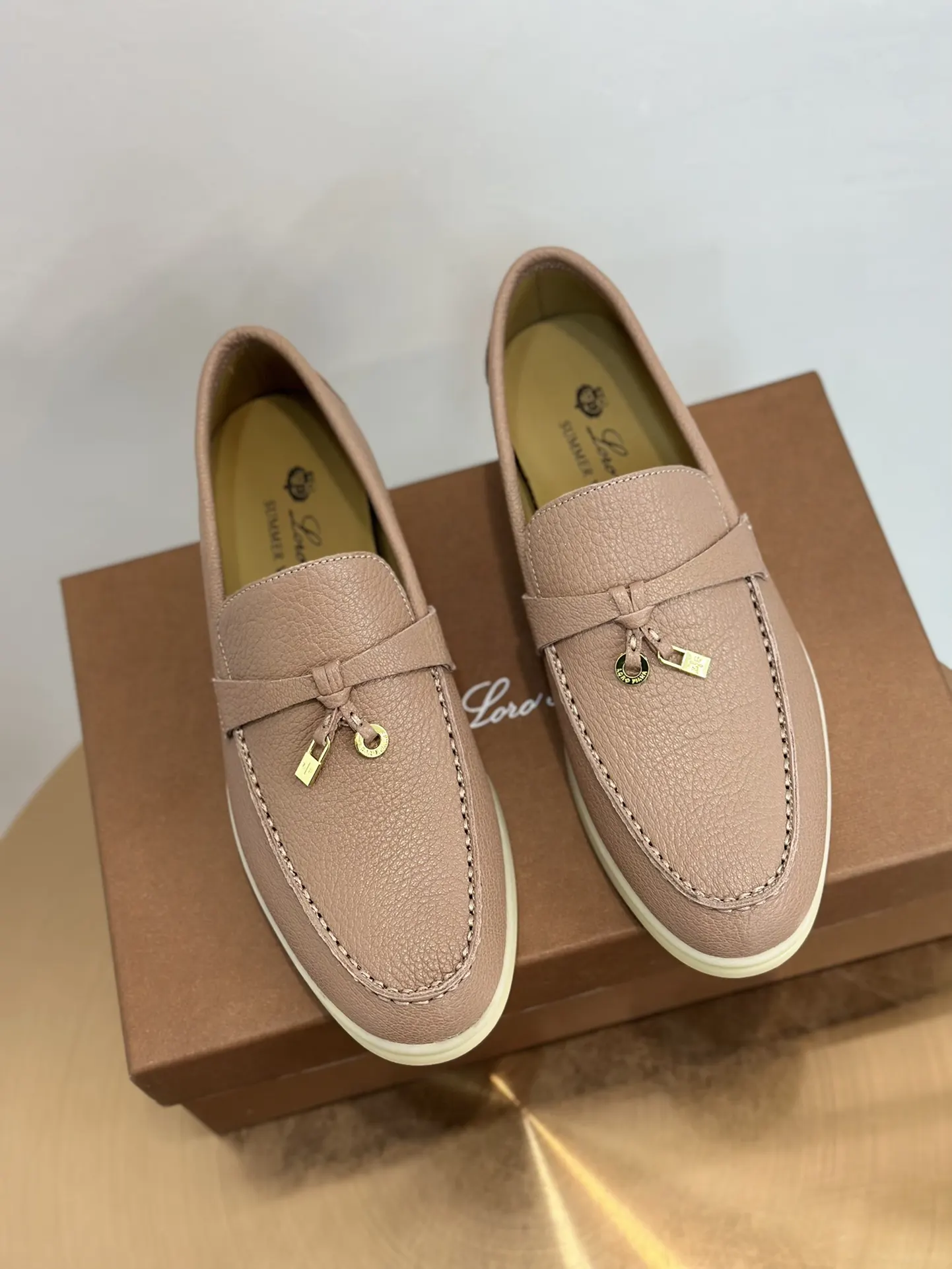Loro Piana 拖鞋 轻便舒適款(數字6) Loro Piana 拖鞋 轻便舒適款(數字6)