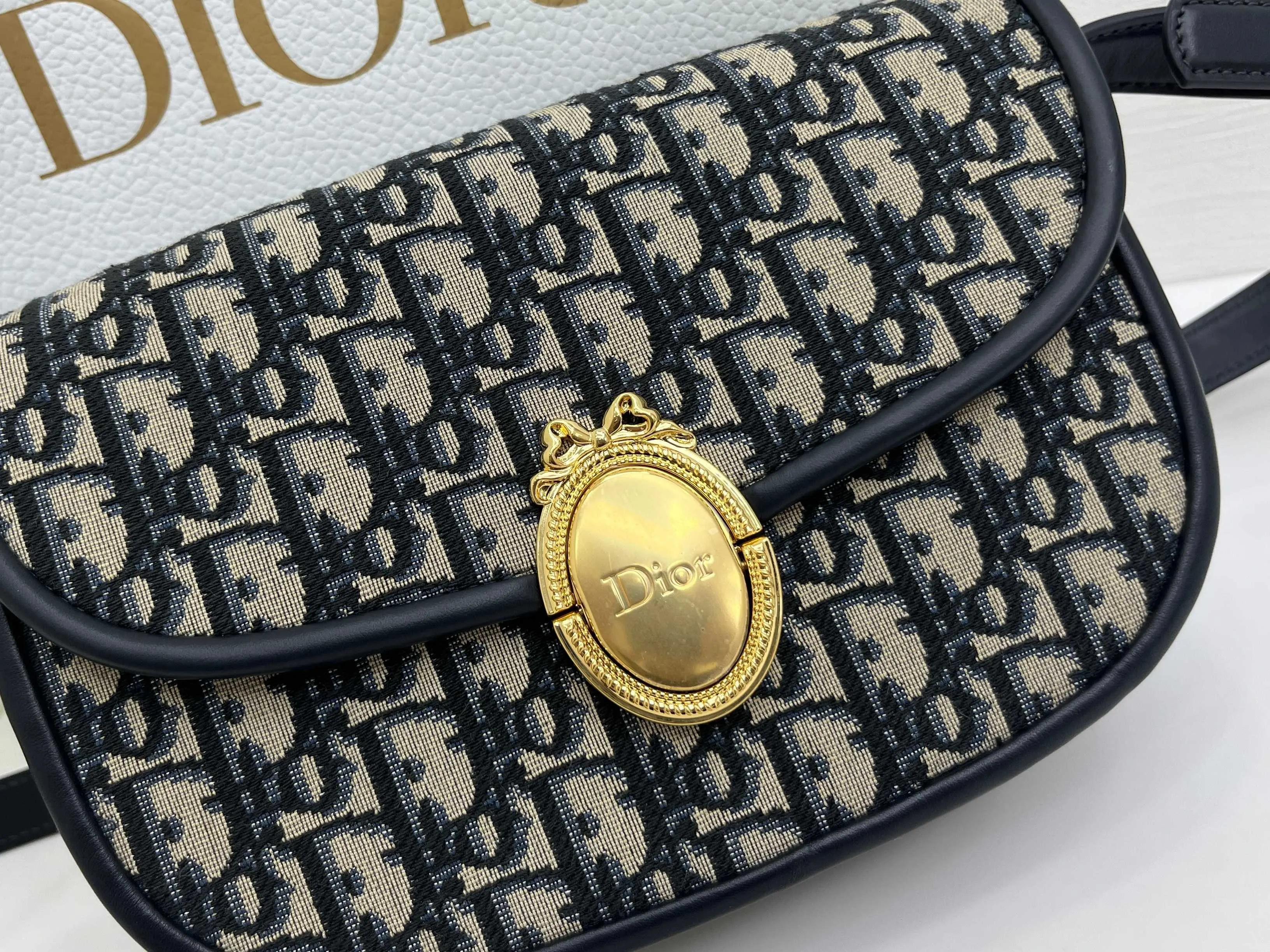 Dior 皮革 藍布 Medaillon 翻盖包是• 一款百搭的日常 斜背包 輕便斜挎款