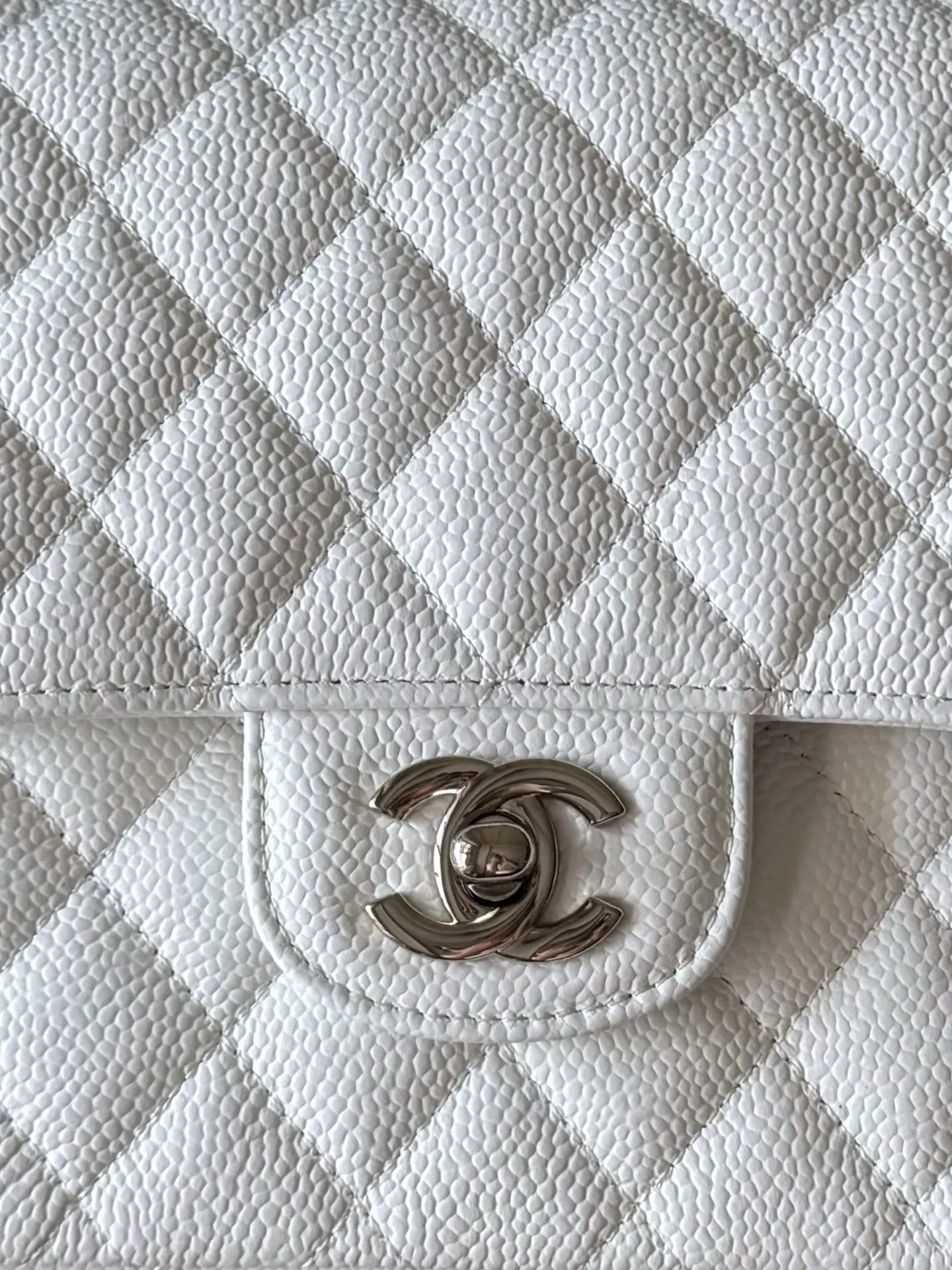 CHANEL 白色鱼子酱牛皮翻盖链条包 银扣款