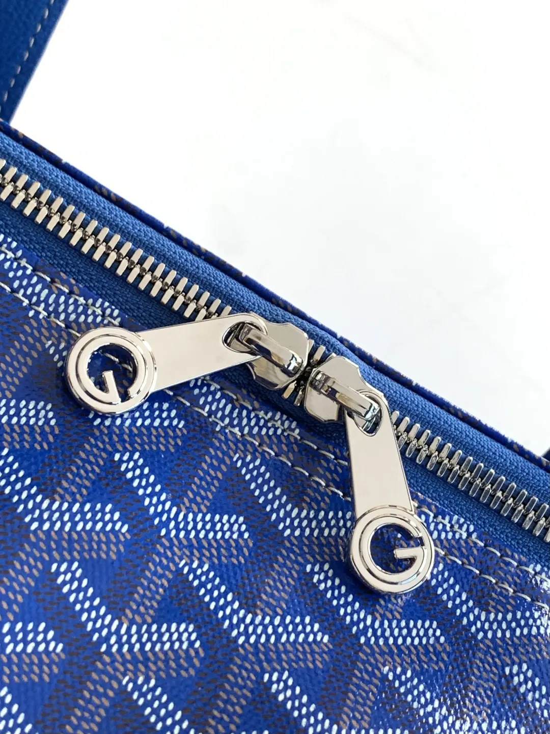 Goyard 侧边设有扣环 可以自行搭 中号背带进行肩背 旅行袋 大容量旅行款
