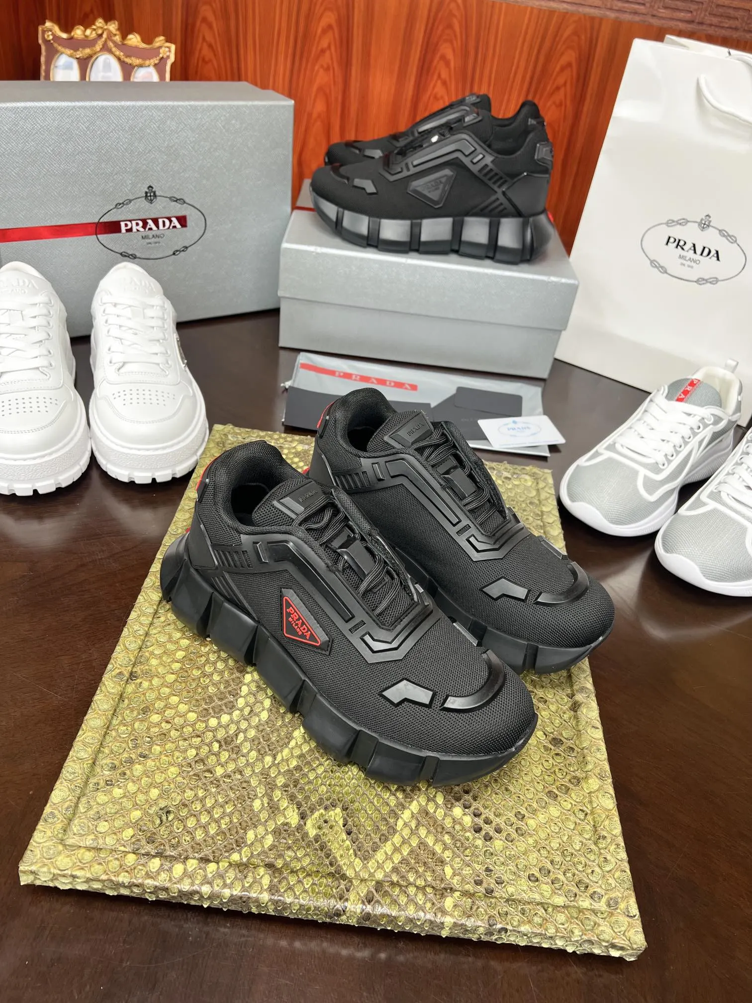 Prada 牛皮 休闲鞋 舒适