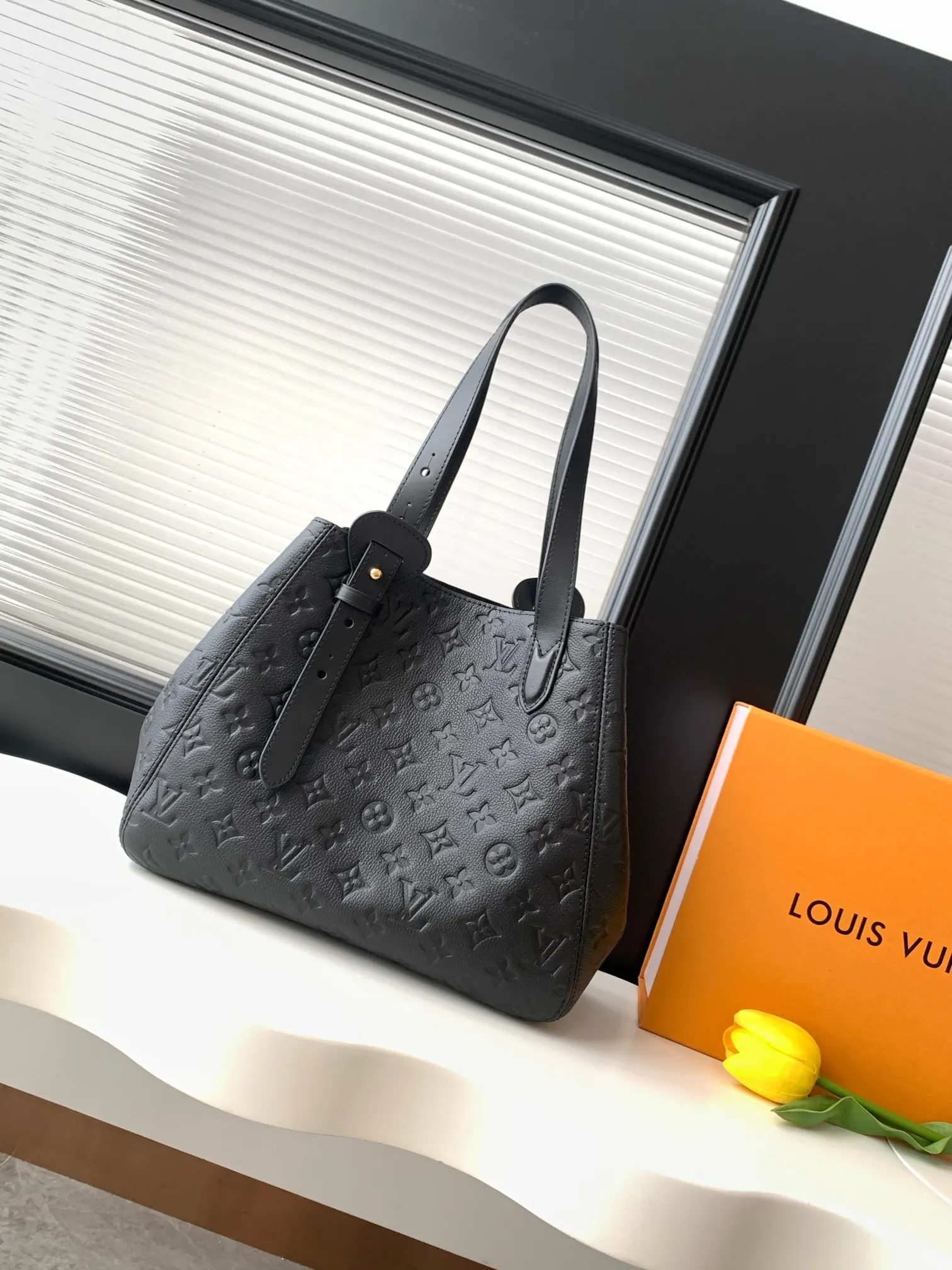 LV Victorine black, tote bag, large capacity commuter model Image 3 LV Victorine black, tote bag, large capacity commuter model Image 3