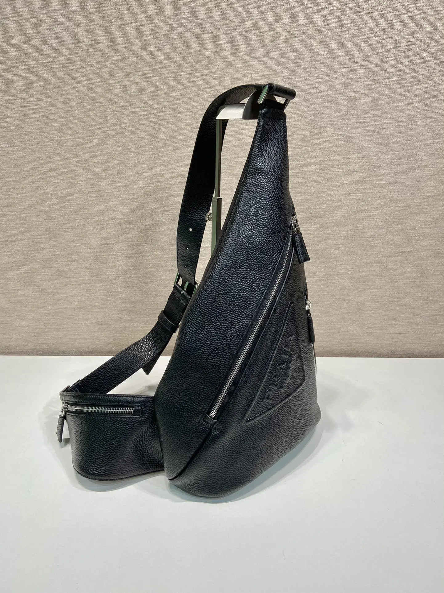 Prada 尼龙 鹿皮 牛皮 双肩背包 轻便实用