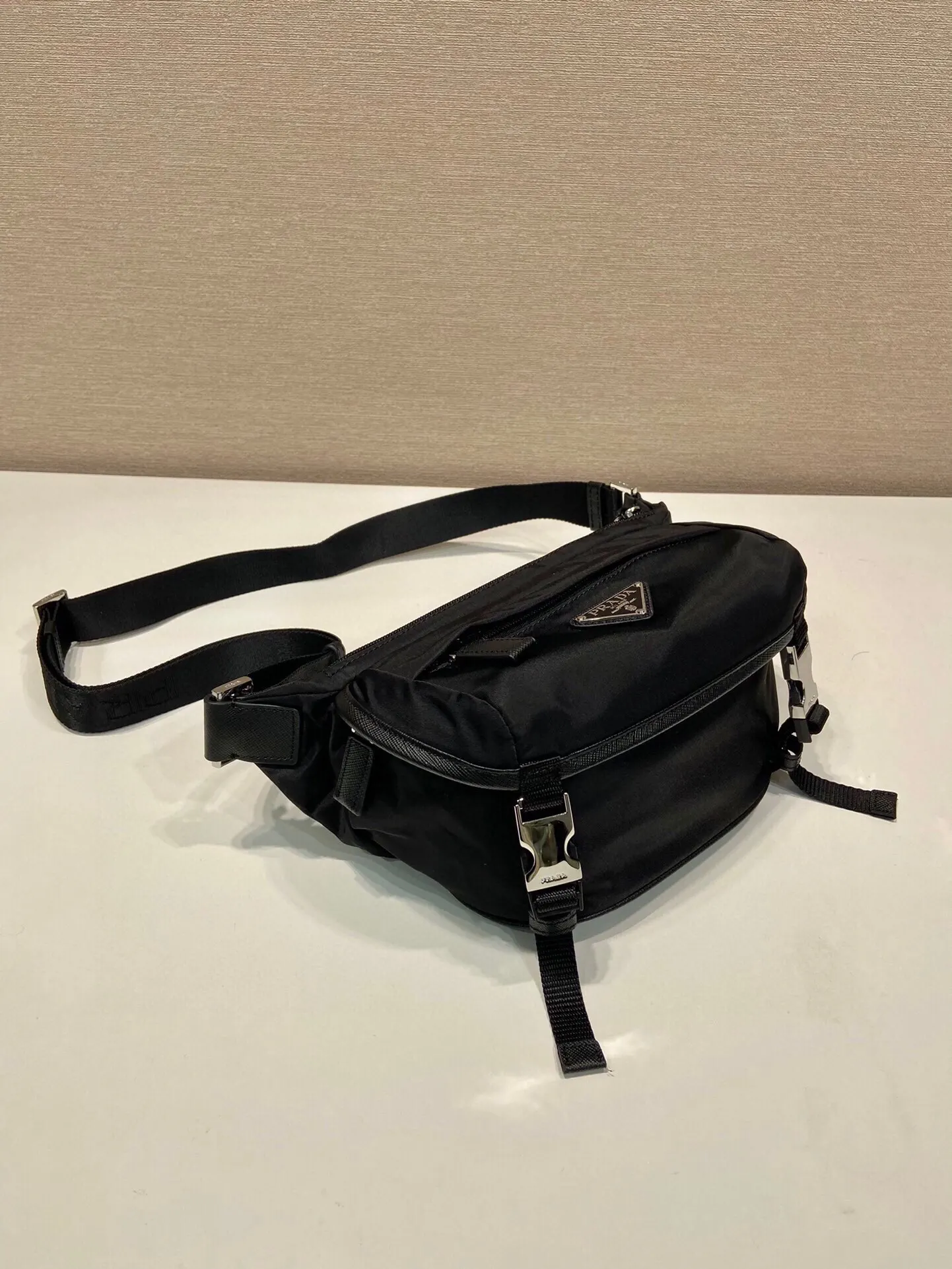 Prada Re-Nylon 迷你 皮革 Saffiano 十字纹 斜挎包