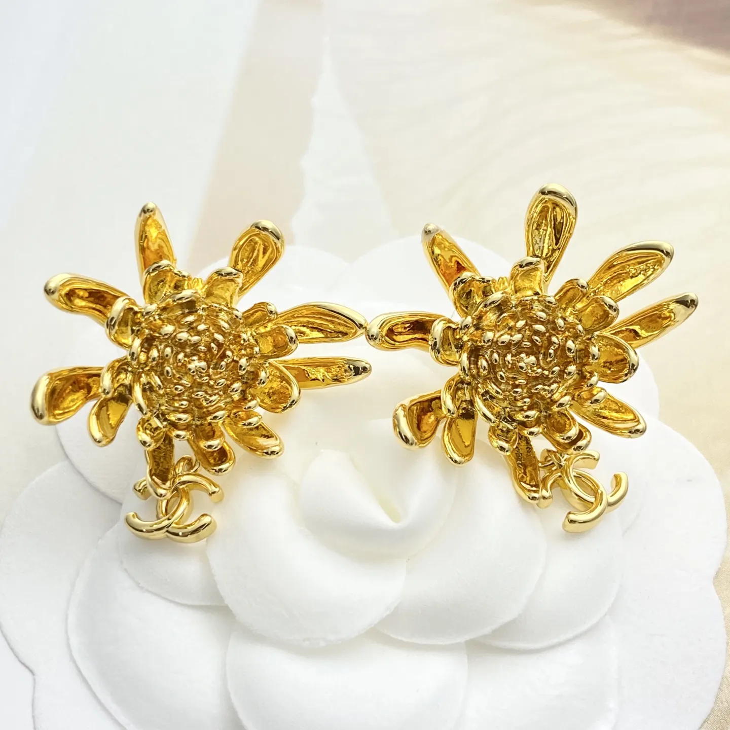 Chanel 金色 山茶花 项链 精致锁骨链