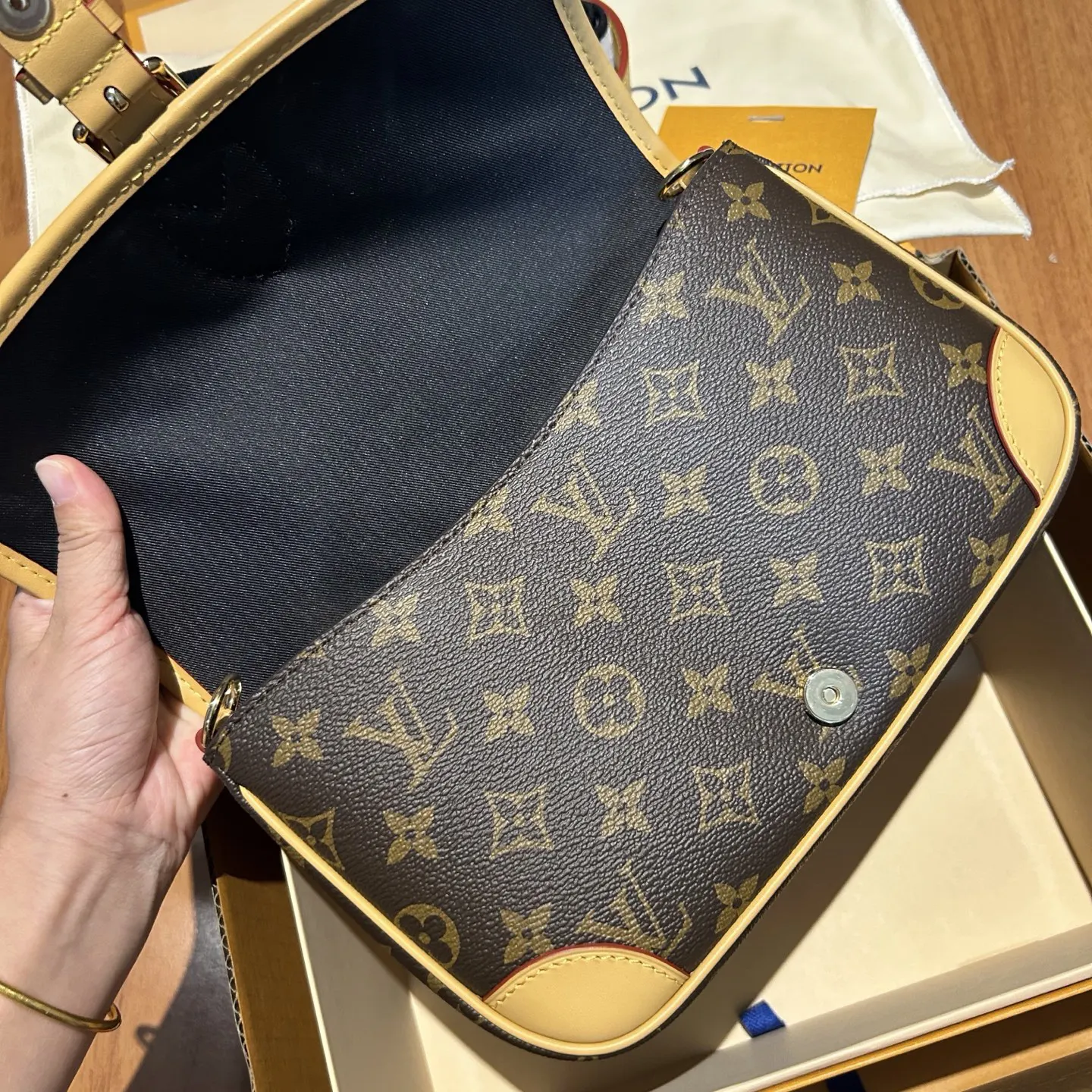 最新升级法棍 正面刻字没有R 是最新版 腋下包 復古腋下背款