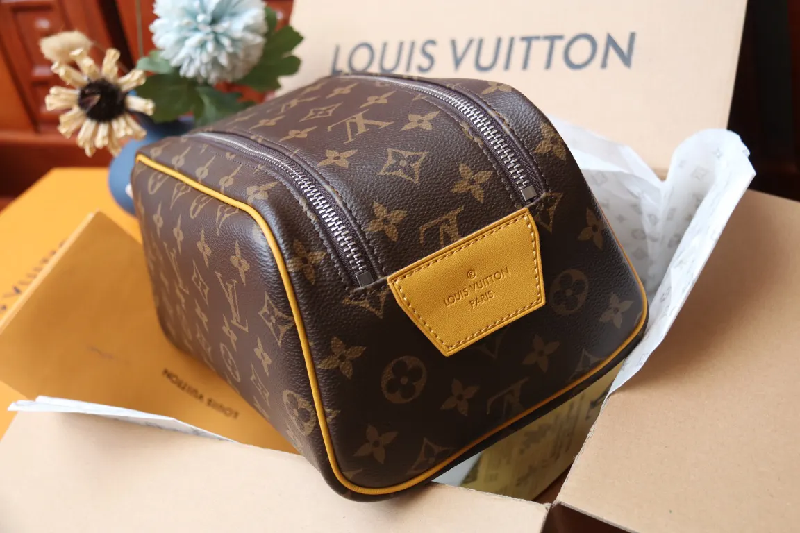 LV 老花 牛皮 皮質宽手柄可舒適提携 亦可置于挂钩上 实乃不可或缺的 化妝包 便携收納款