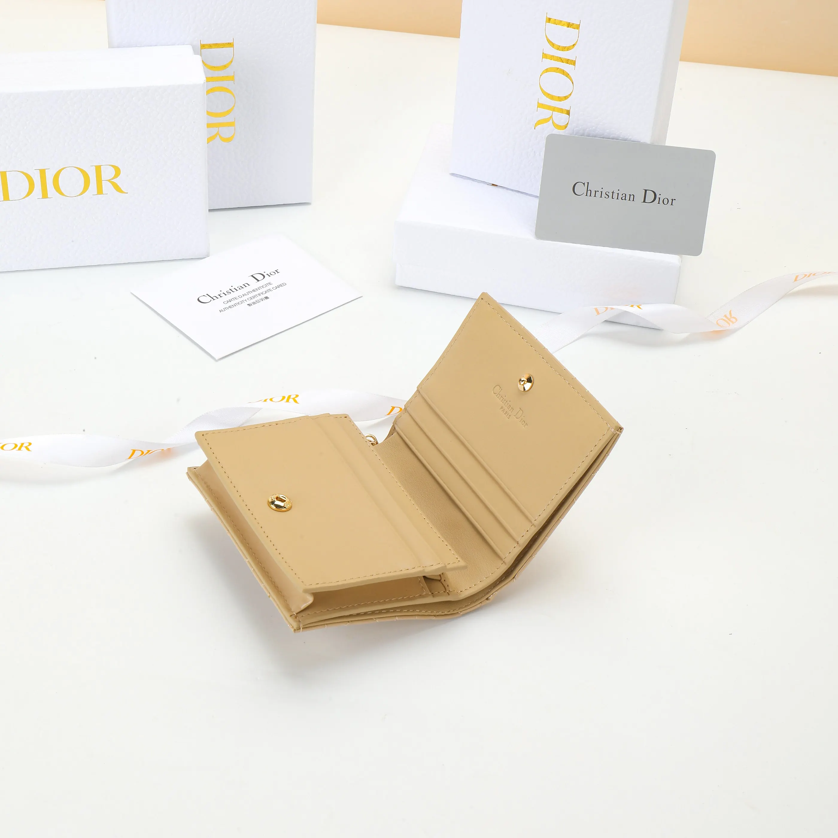 Dior 牛皮錢包 精緻配飾(數字9) Dior 牛皮錢包 精緻配飾(數字9)