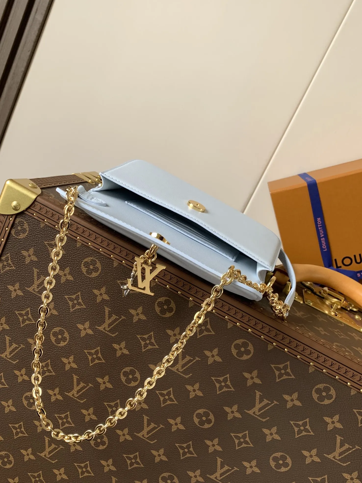 LV 黑色 杏色 牛皮 灵感源自品牌經典 Mo图案的装饰点缀其 鏈條包 精致鏈條款(數字9) LV 黑色 杏色 牛皮 灵感源自品牌經典 Mo图案的装饰点缀其 鏈條包 精致鏈條款(數字9)