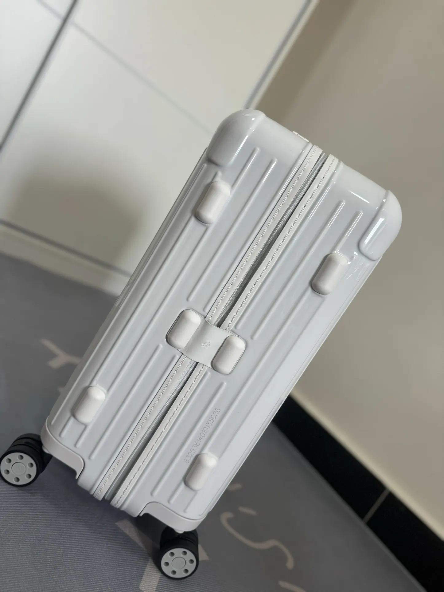 黑色 白色 新色Essential系列 白色 尺寸 行李箱 旅行拉杆款 輕便出行款
