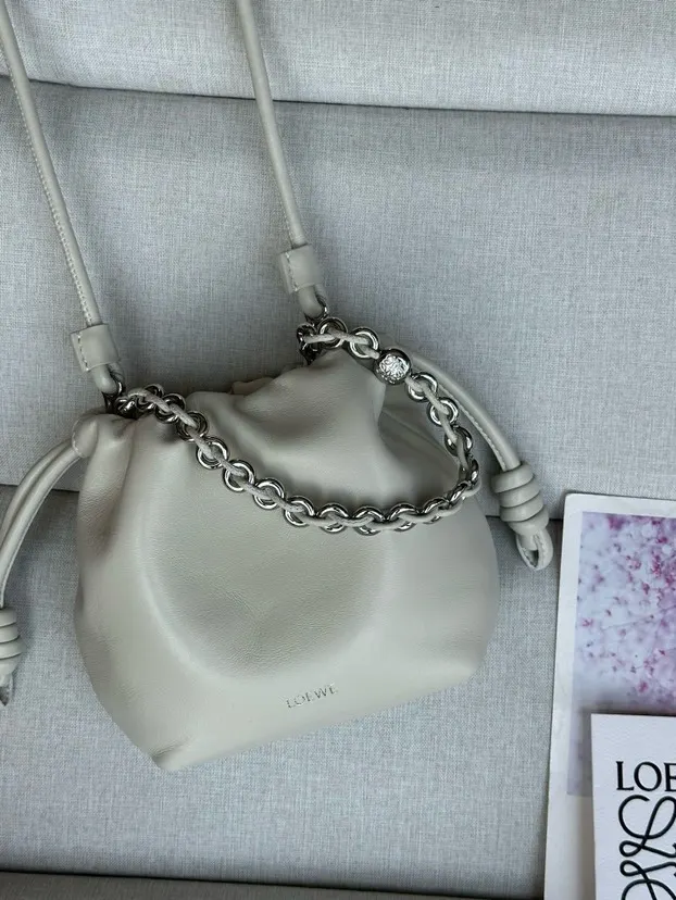 Loewe 金色 羊皮 型號 套金屬鏈條加长皮 鏈條包 精致鏈條款