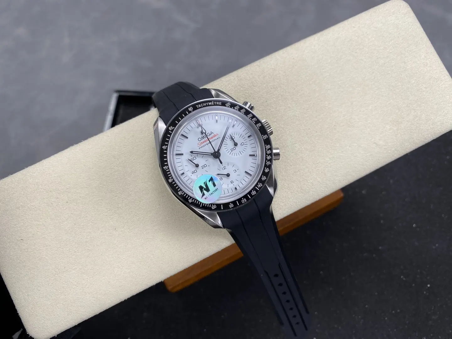 Omega 其造型灵感源自登上月球的第四代超霸腕表的不对称表壳 手錶 經典腕表款