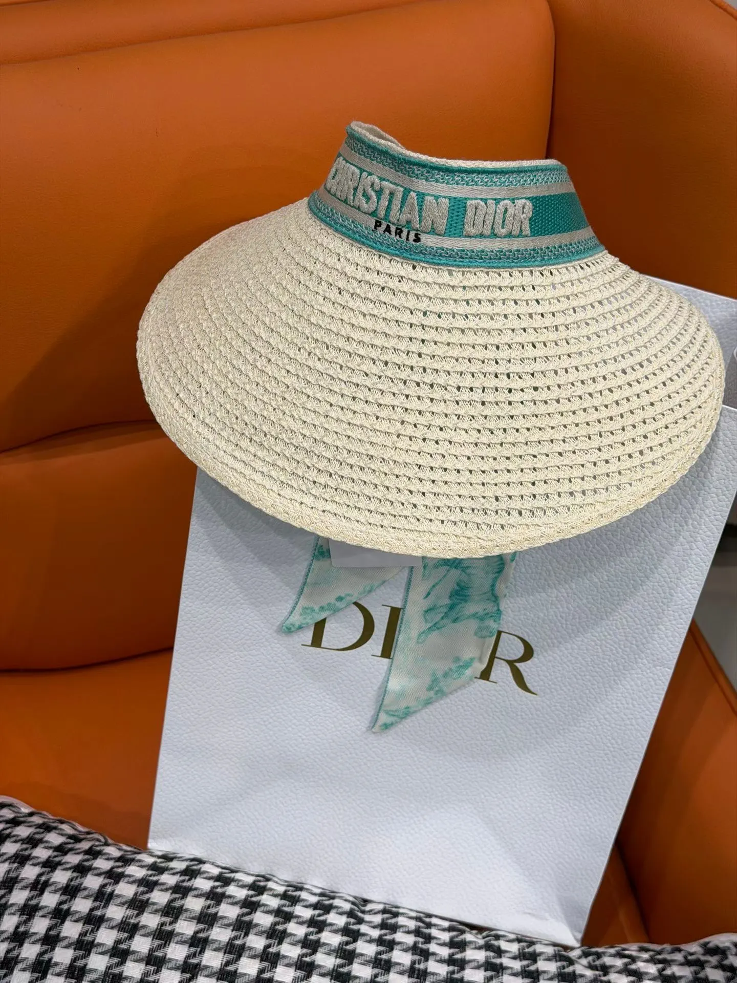 Dior 米白色帽子 精緻配飾(數字4) Dior 米白色帽子 精緻配飾(數字4)