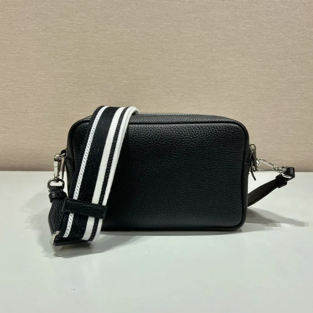 PRADA 鹿皮 牛皮 双肩背包 轻便实用款