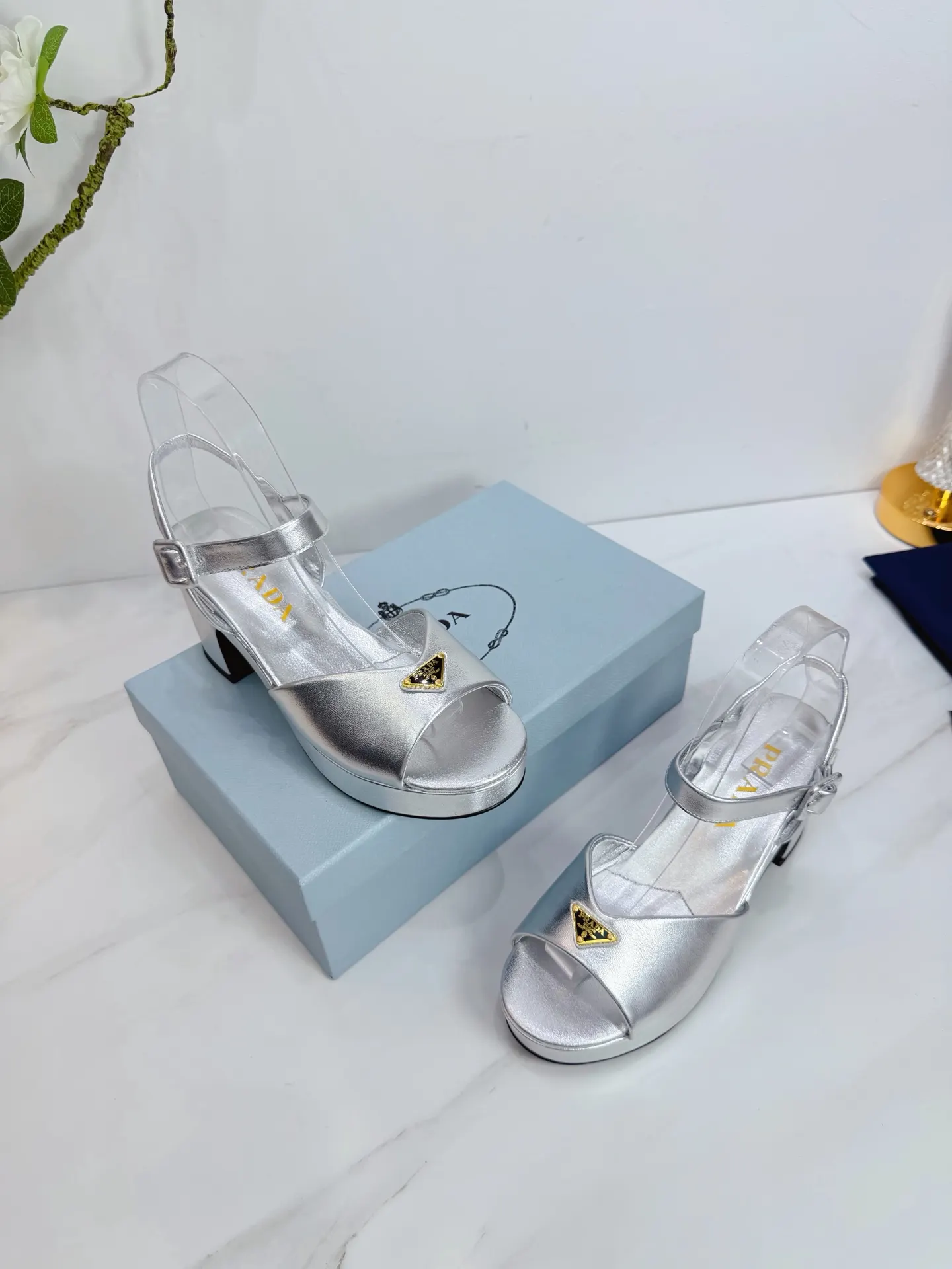 Prada 羊皮 休闲鞋 舒适
