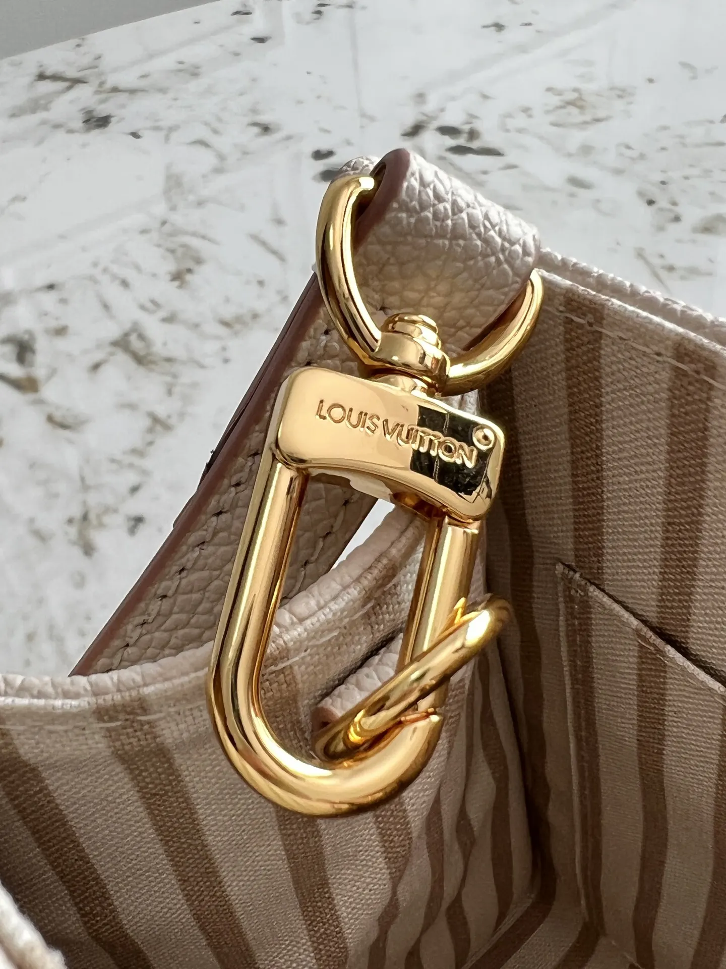 LV OnTheGo Light-Tone Tote Bag Image 5 LV OnTheGo Light-Tone Tote Bag Image 5