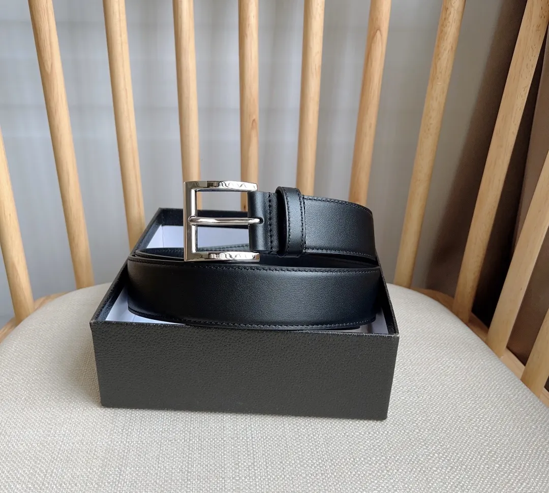 Prada 皮革 腰带 通勤搭配