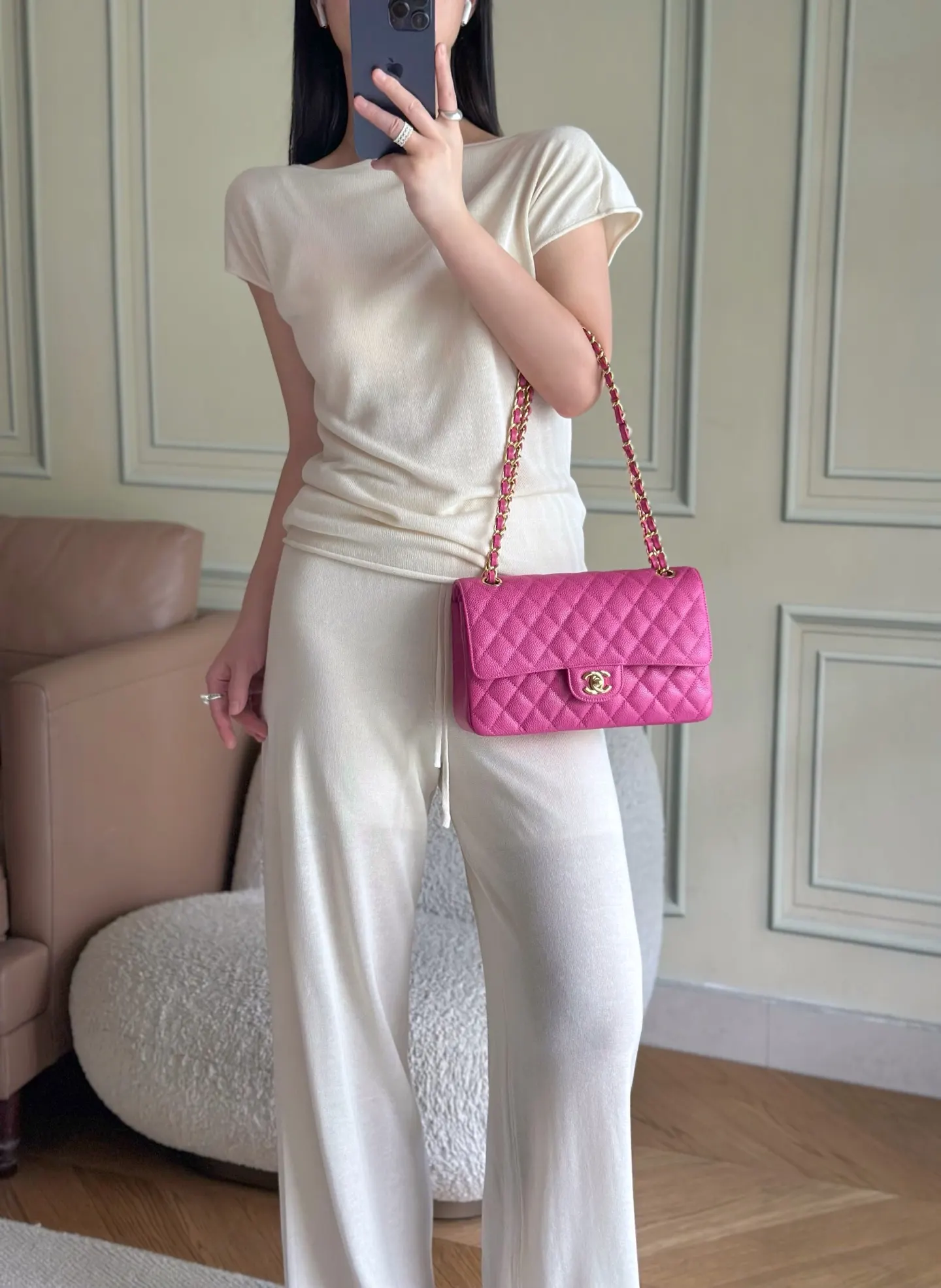 CHANEL 亮粉色鱼子酱牛皮翻盖链条包 金扣款
