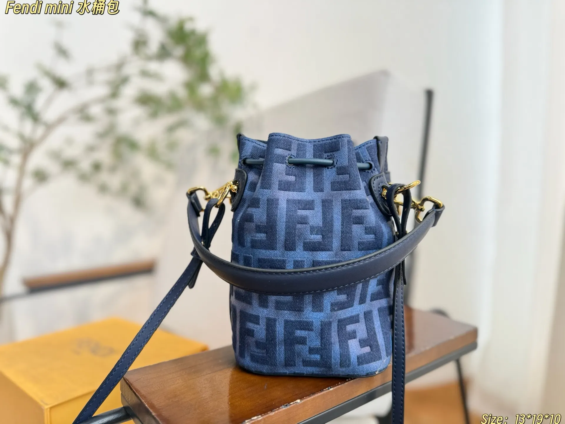 Fendi 一长一短两条可拆卸肩带 可單肩背或斜挎 水桶包 休閒水桶款