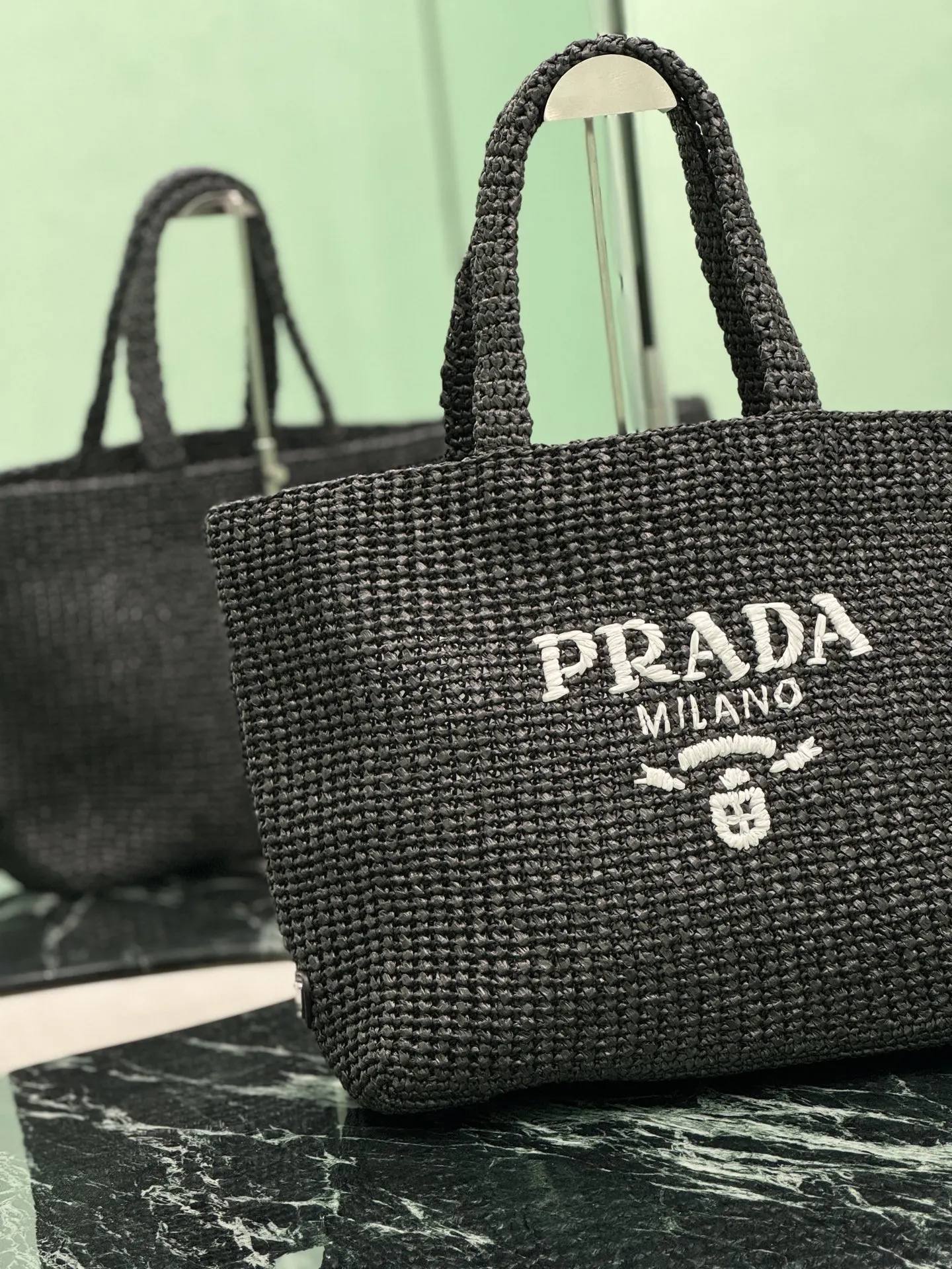 Prada 正面标志性的刻字徽标刺繡巧妙点缀廓形 托特包 大容量托特款