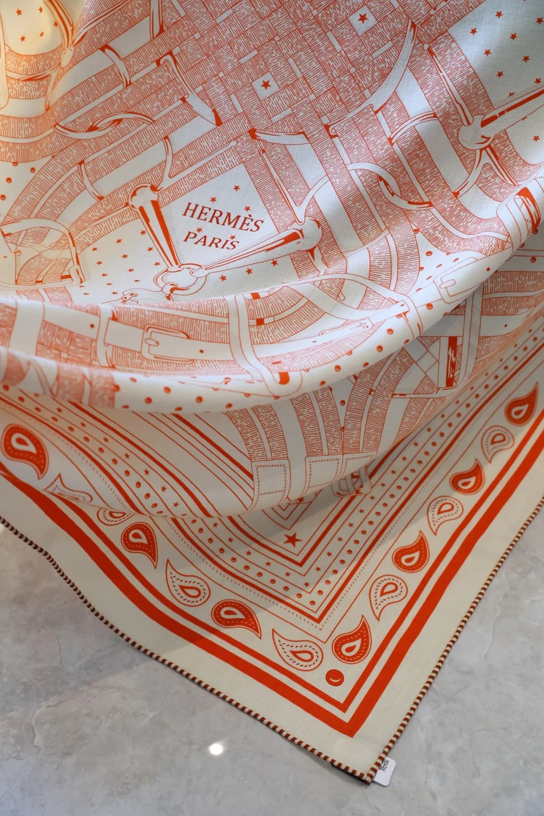 Hermès 白色 丝巾 精致配饰
