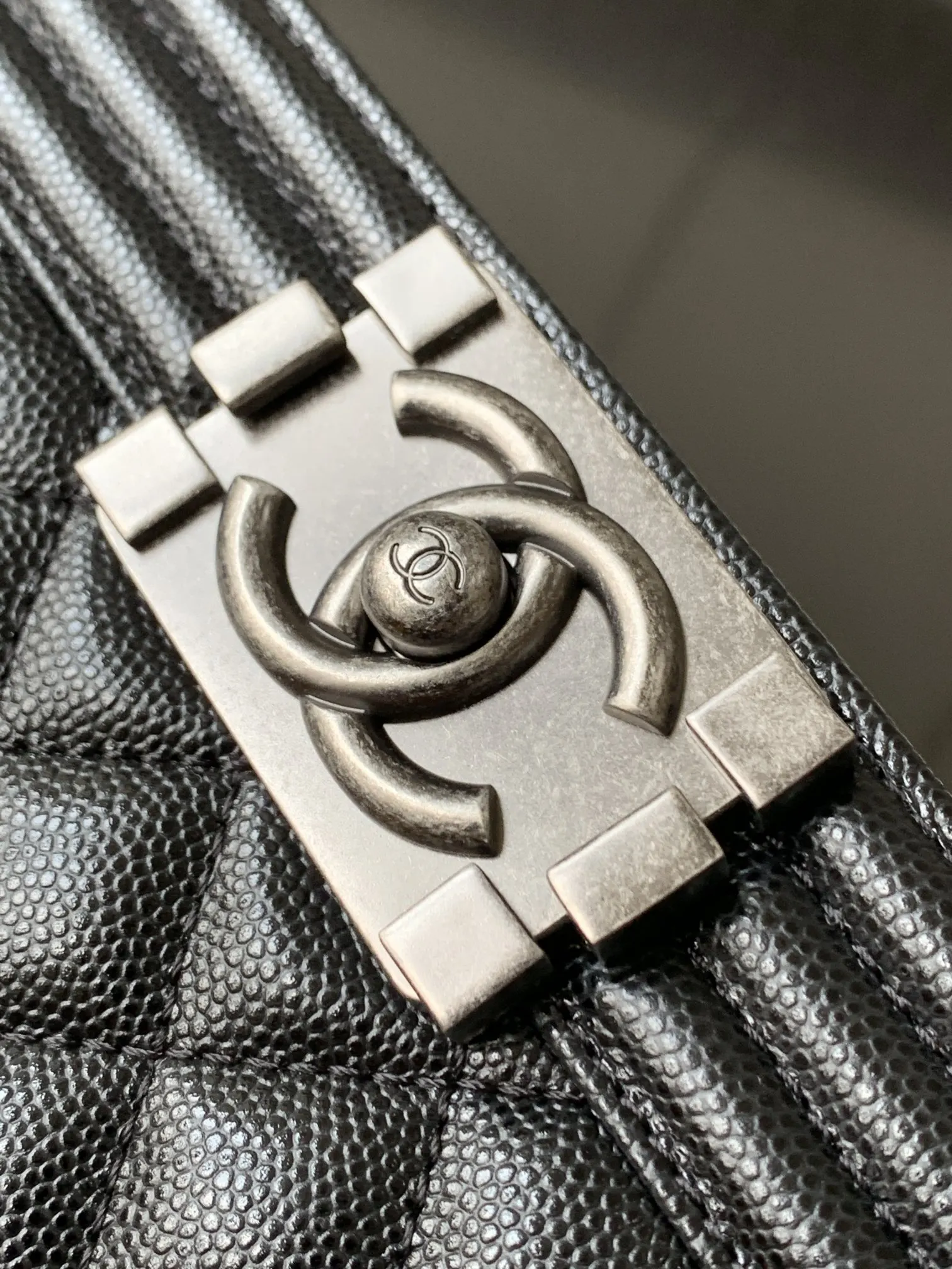 CHANEL 黑色鱼子酱牛皮翻盖链条包 双肩背款
