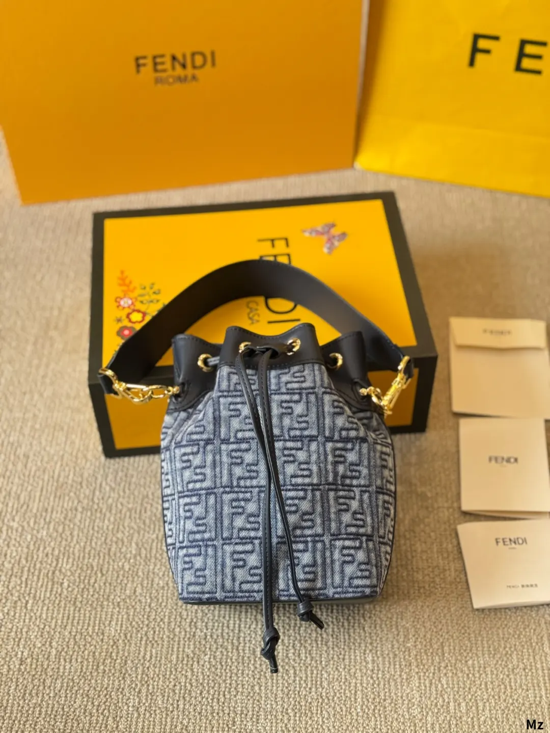 Fendi 一长一短两条可拆卸肩带 可單肩背或斜挎 水桶包 休閒水桶款