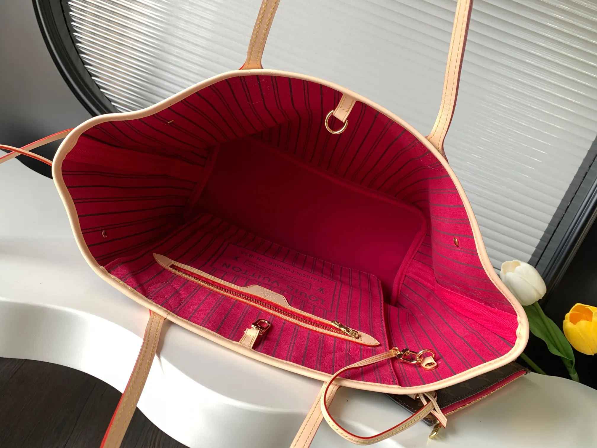 LV Neverfull 老花 金色 牛皮 手拿包 精致手拿款(數字9) LV Neverfull 老花 金色 牛皮 手拿包 精致手拿款(數字9)