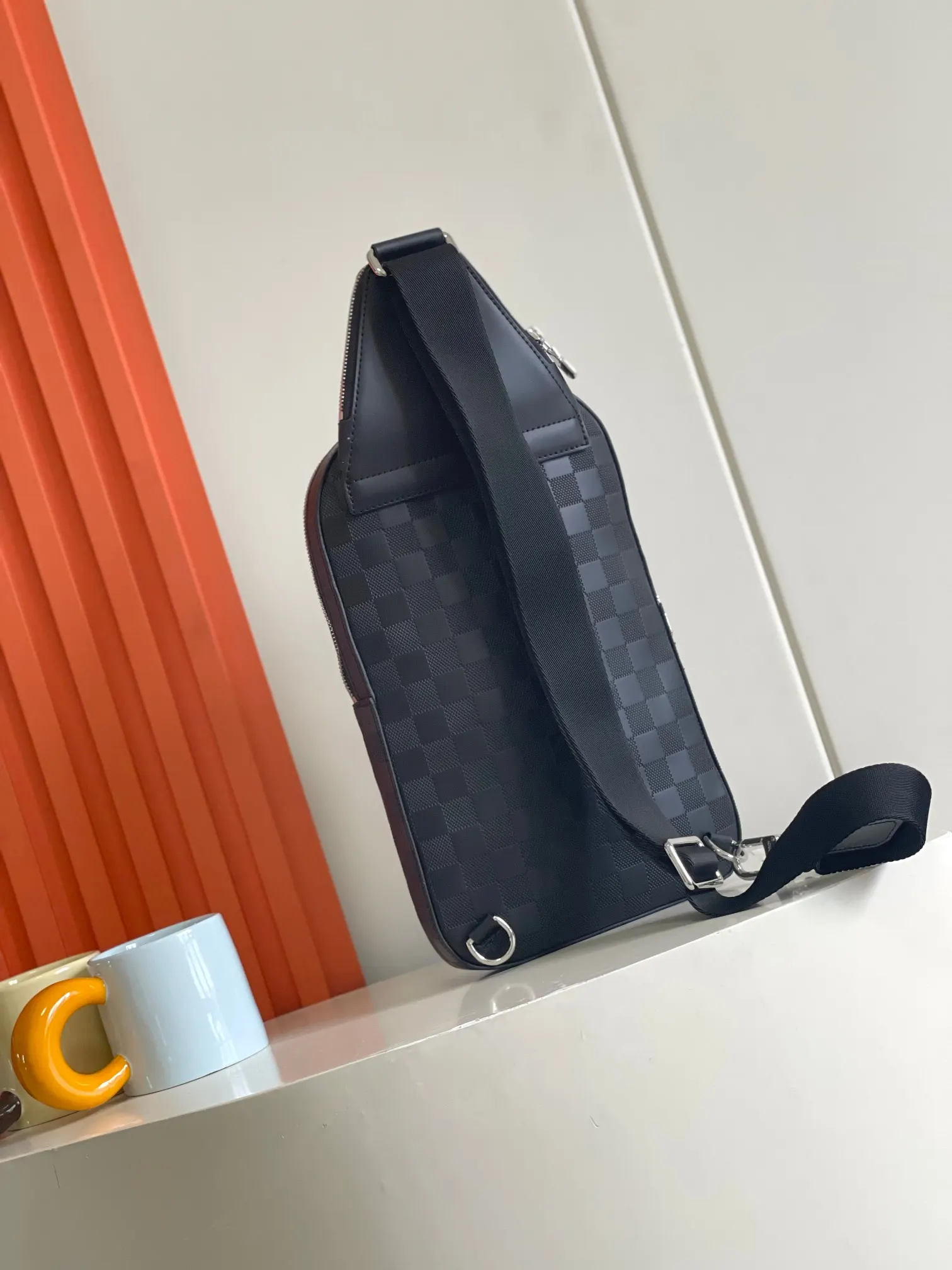 Damier 可调节肩带可通过 形环固定于左右两侧 单肩包 日常单肩背款