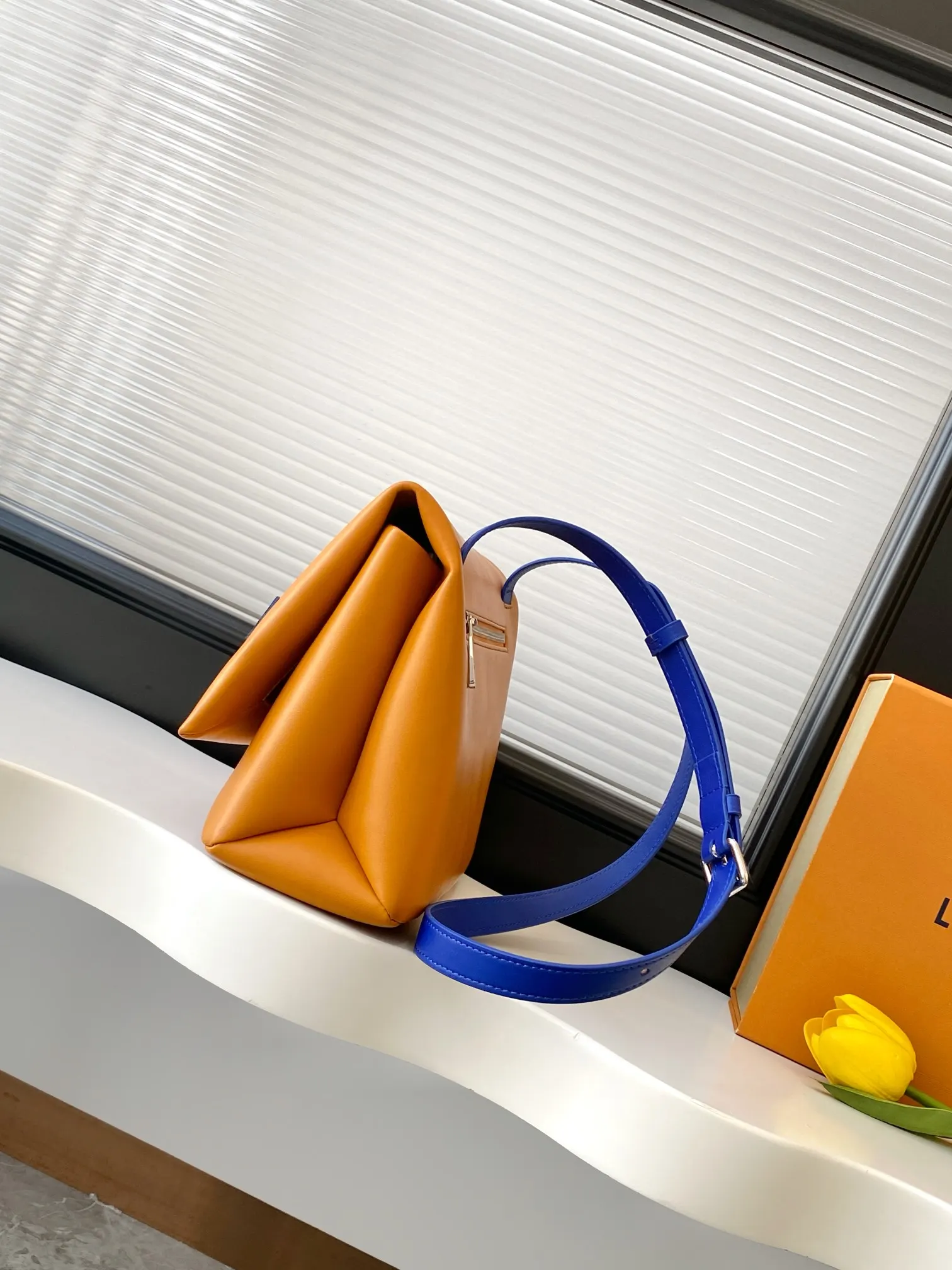 LV yellow, tote bag, large-capacity commuter model Image 2 LV yellow, tote bag, large-capacity commuter model Image 2