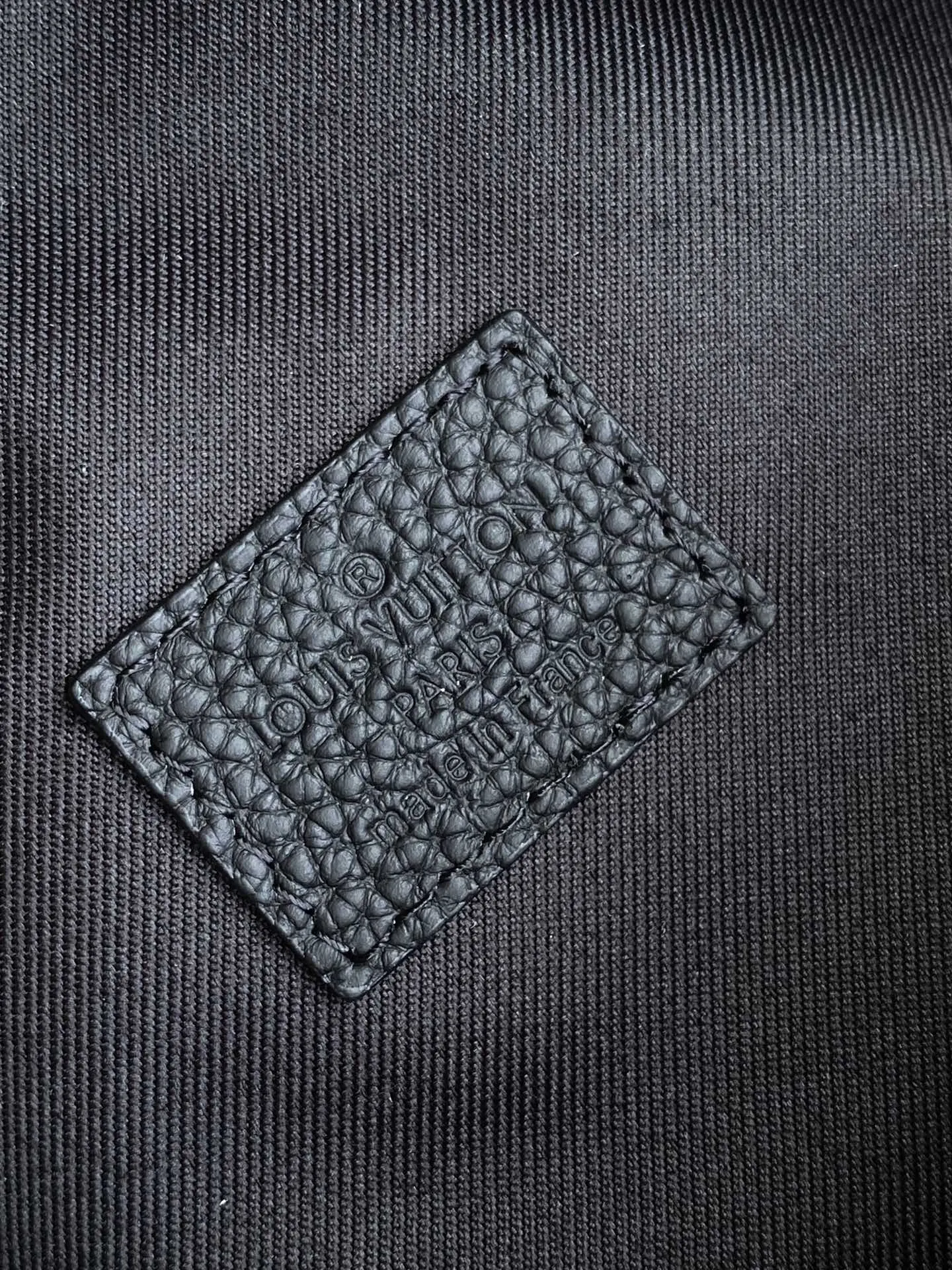 黑色 牛皮 贴身构型方便取放主隔层物品 可调节背带实现系腰 肩背 腰包 休闲腰包款