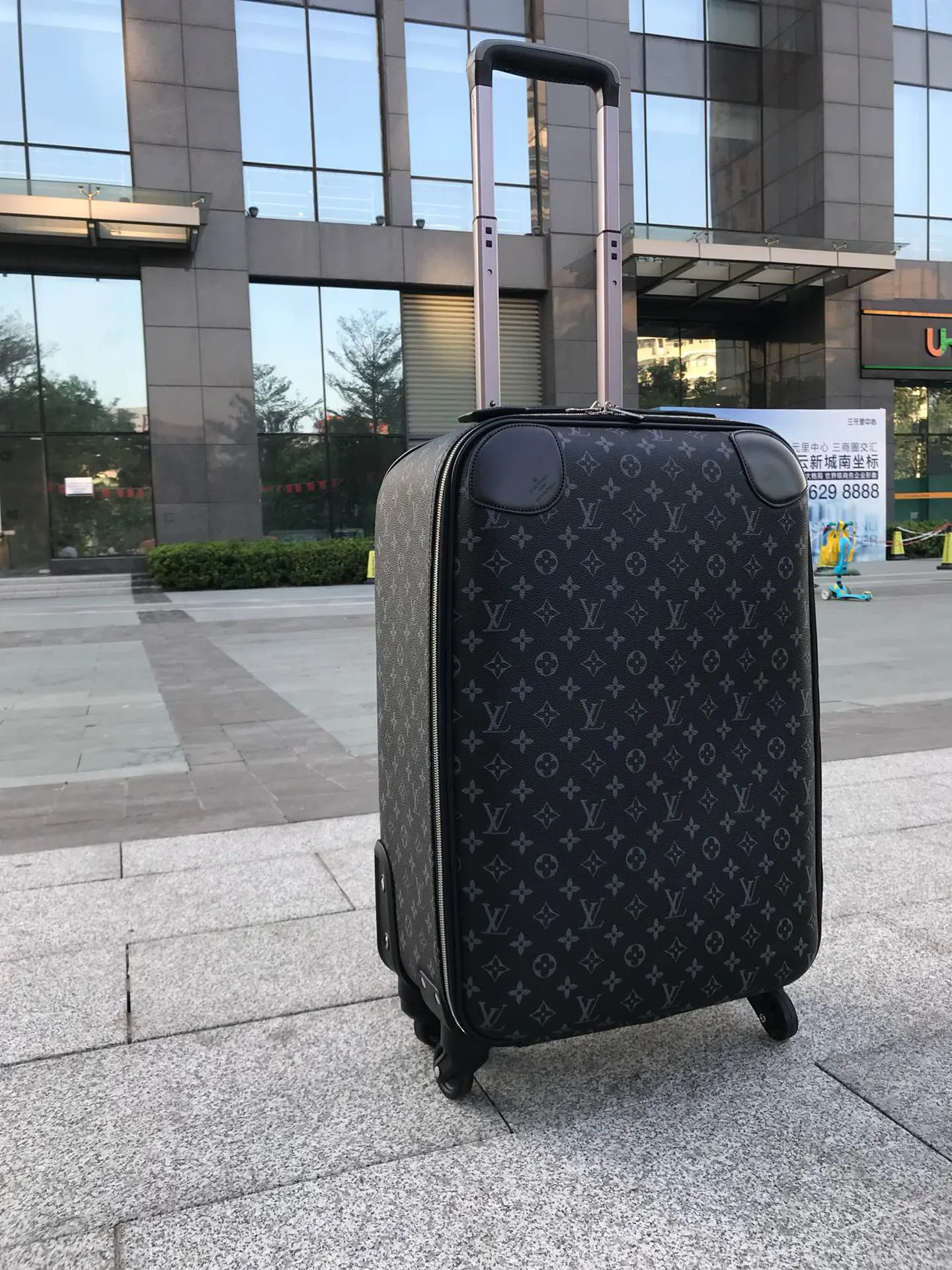 LV 帆布 超耐磨损万向轮 灵活出行 加厚全鋁合金 化妝包 便携收納款