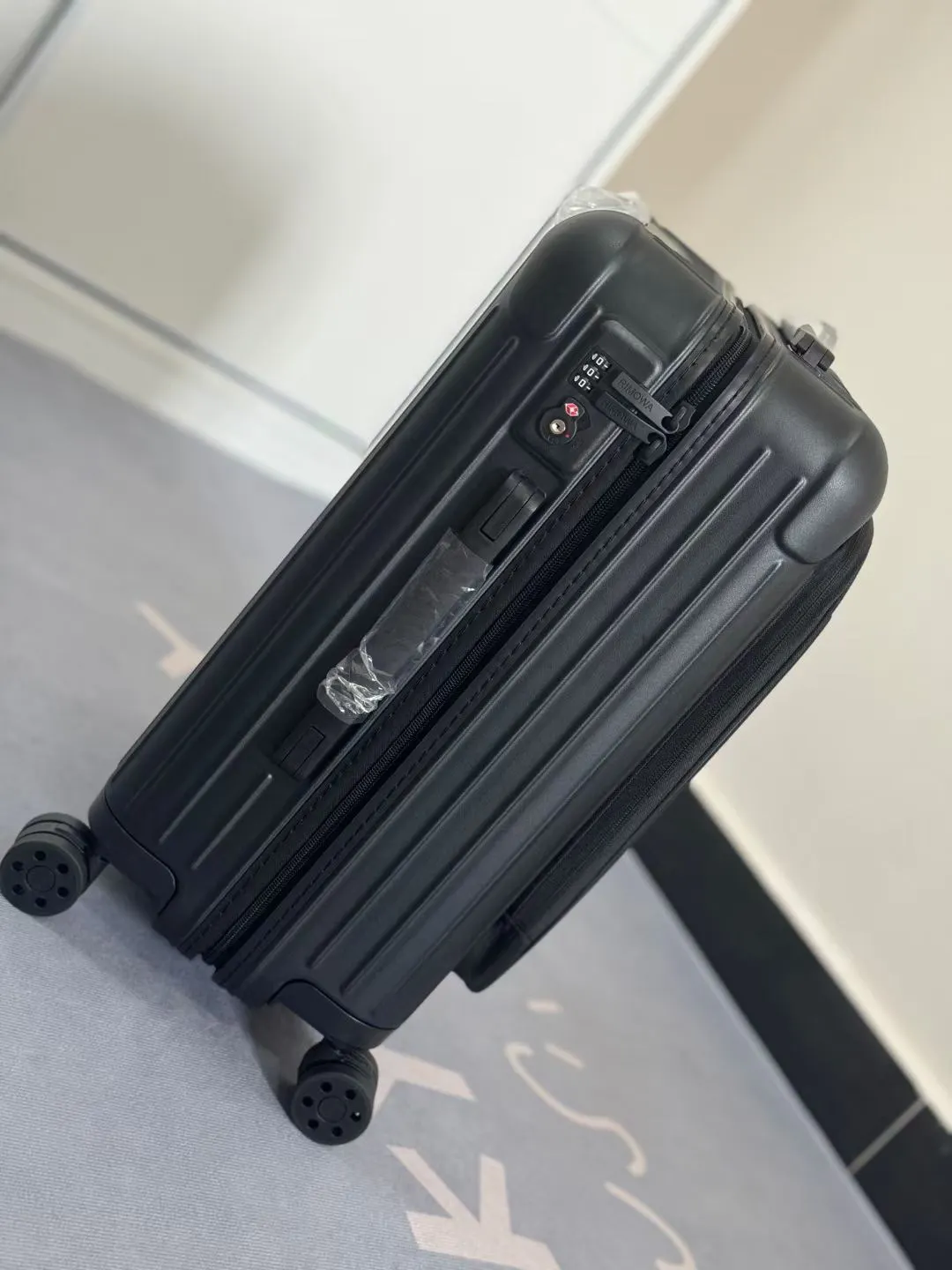 黑色 全新对 玫瑰 黑色Sleeve系列 尤其適合出 行李箱 旅行拉杆款 輕便出行款