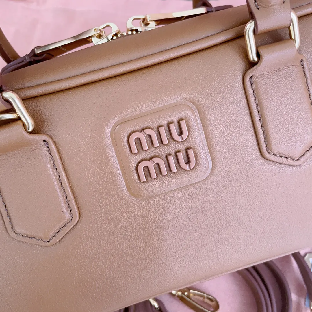 Miu 小牛皮 斜挎包 轻便斜挎款
