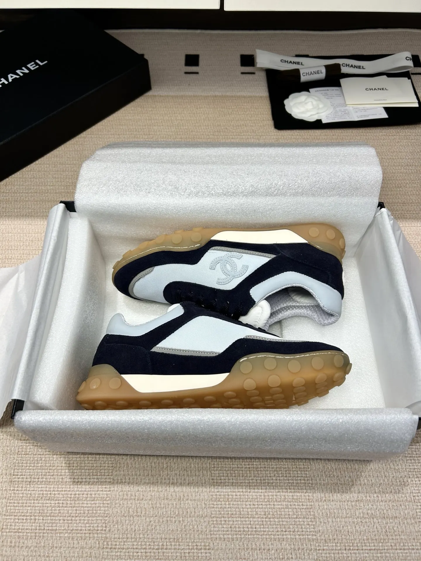 Chanel 黑白拼色羊皮休闲鞋 双C低帮