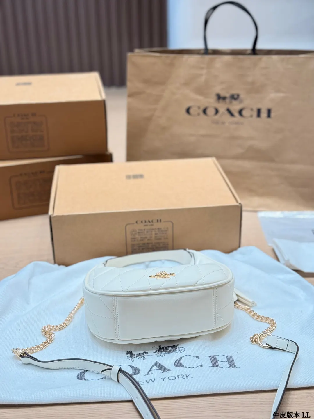 Coach 白色 奶白 牛皮 斜背包 輕便斜挎款