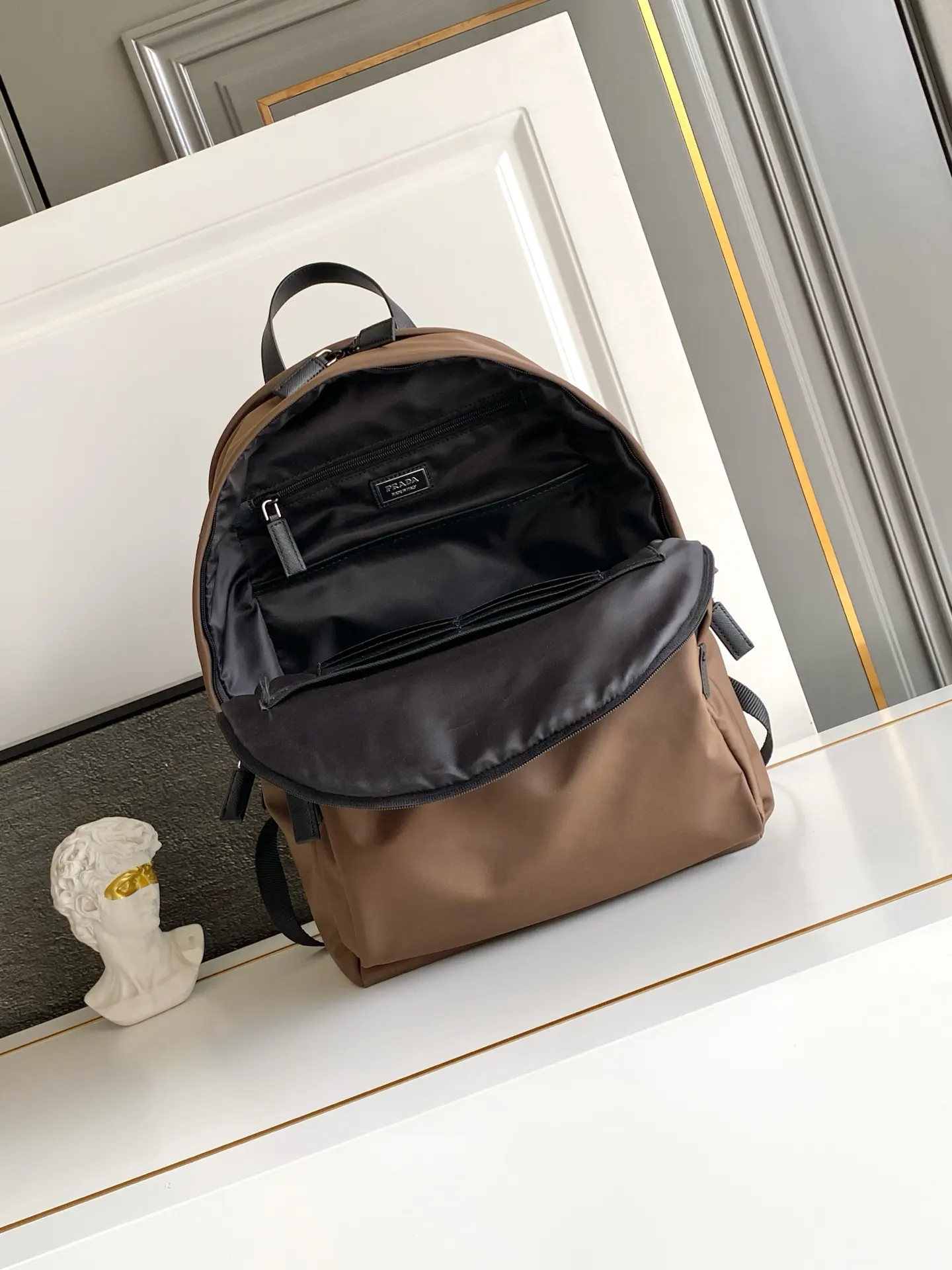 PRADA 2VZ048 Re-Nylon尼龙 Saffiano十字纹牛皮 双肩背包 轻便实用款