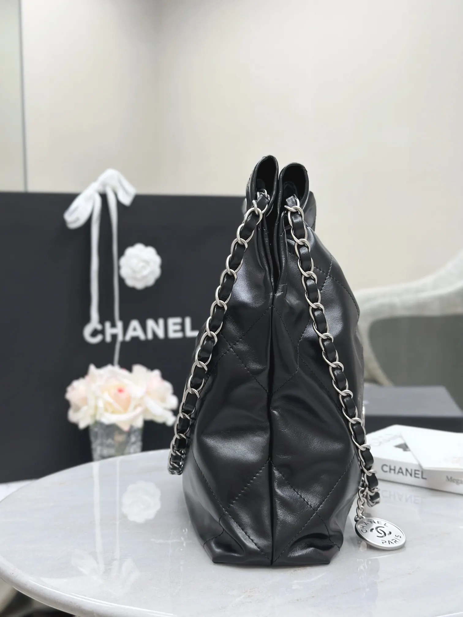 CHANEL 22 Bag 黑色牛皮束口链条包 旅行款