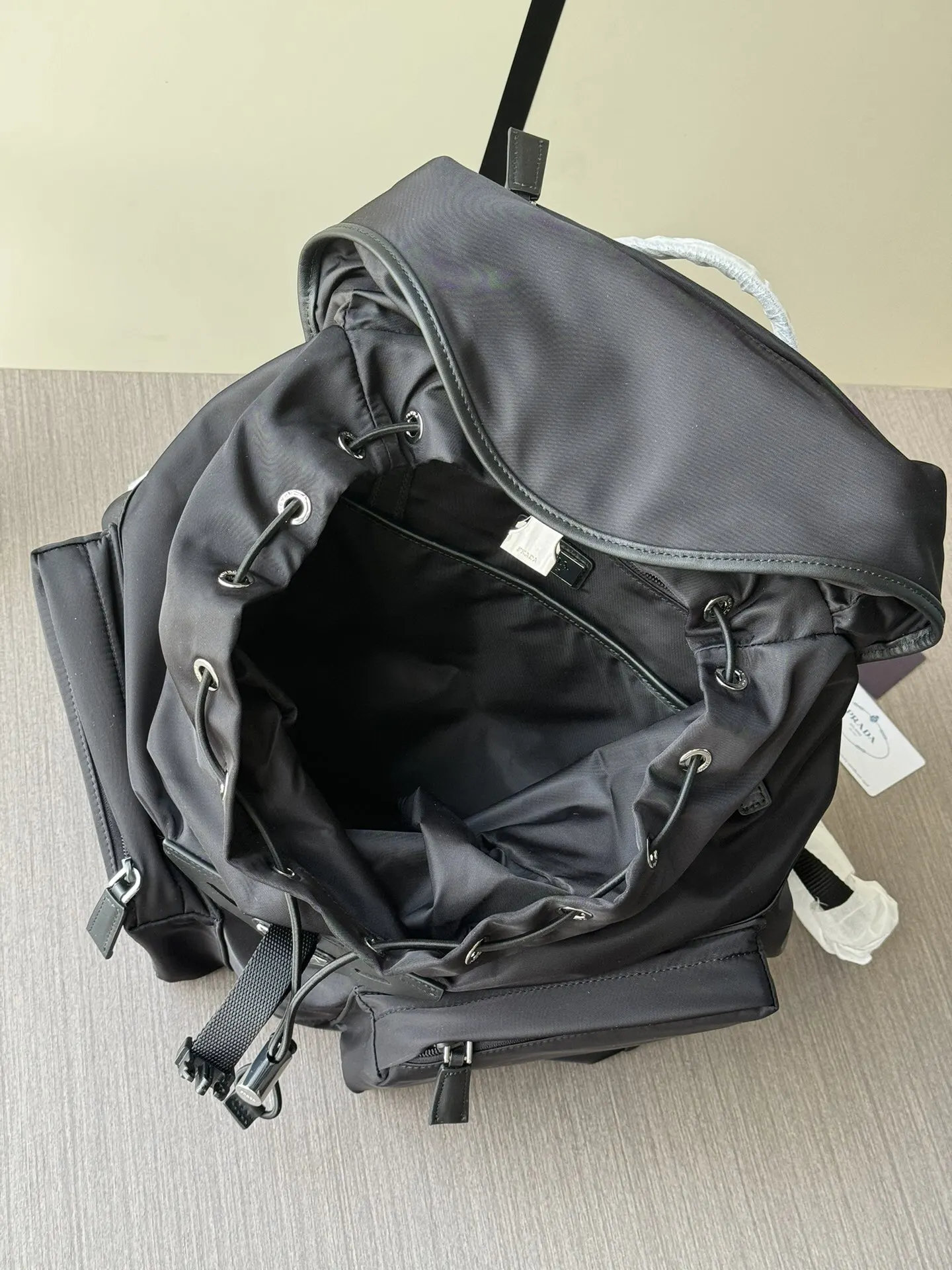 PRADA 黑色 Re-Nylon尼龙 牛皮 双肩背包 轻便实用款