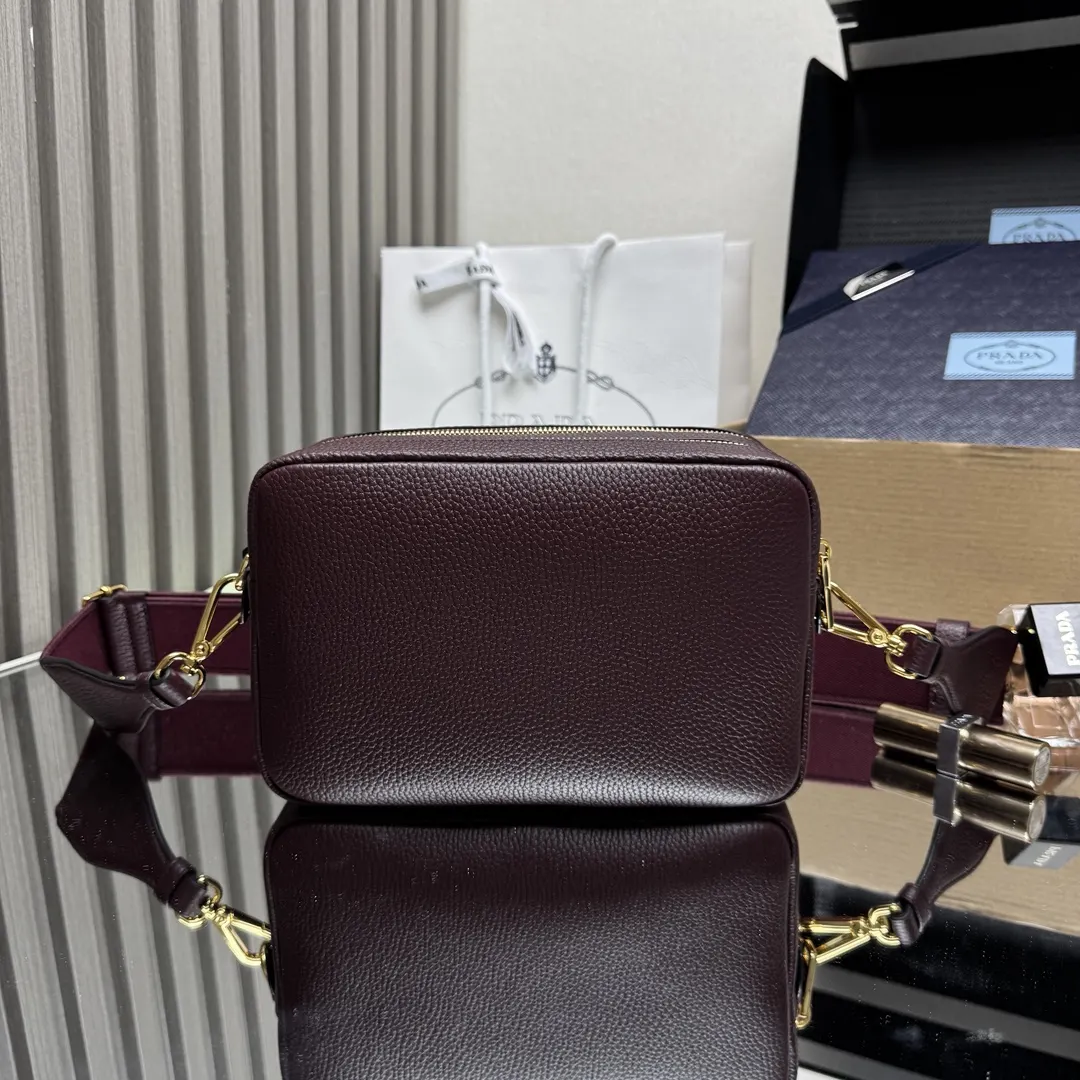 Prada 牛皮 字母 Logo 雙肩背包 輕便实用