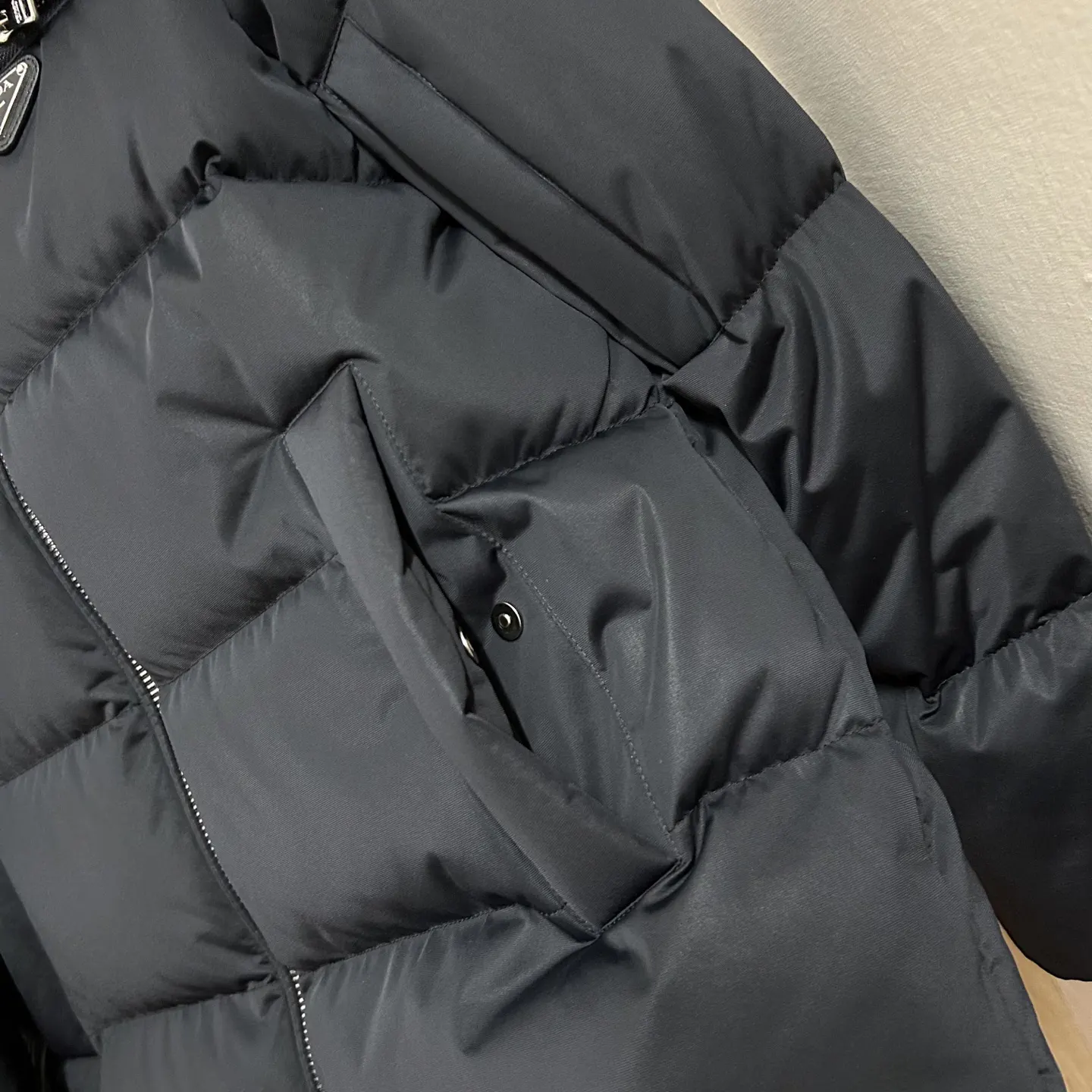 PRADA 三角标 羽绒服 通勤休闲款