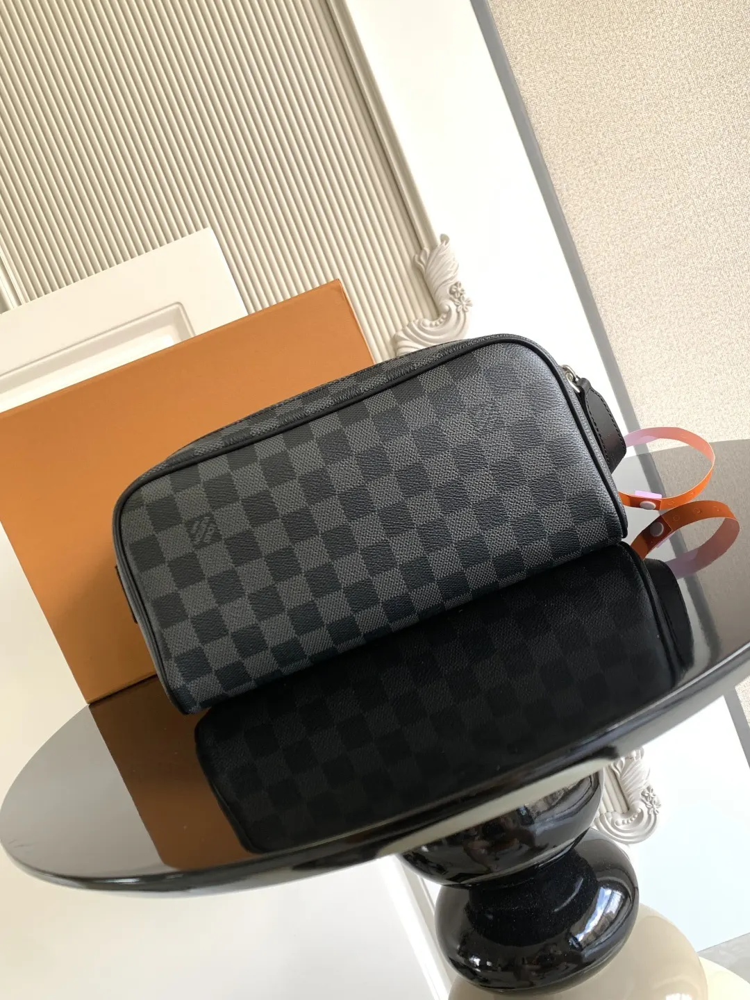 LV 牛皮 皮質宽手柄可舒適提携 亦可置于挂钩上 实乃不可或缺的 收納包 旅行收納款