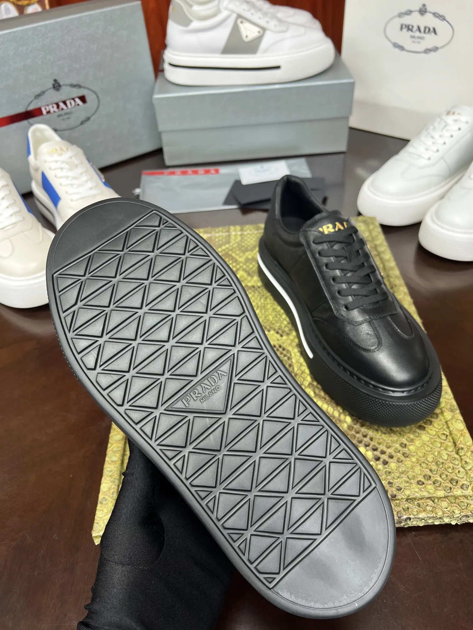 Prada 牛皮 休闲鞋 舒適