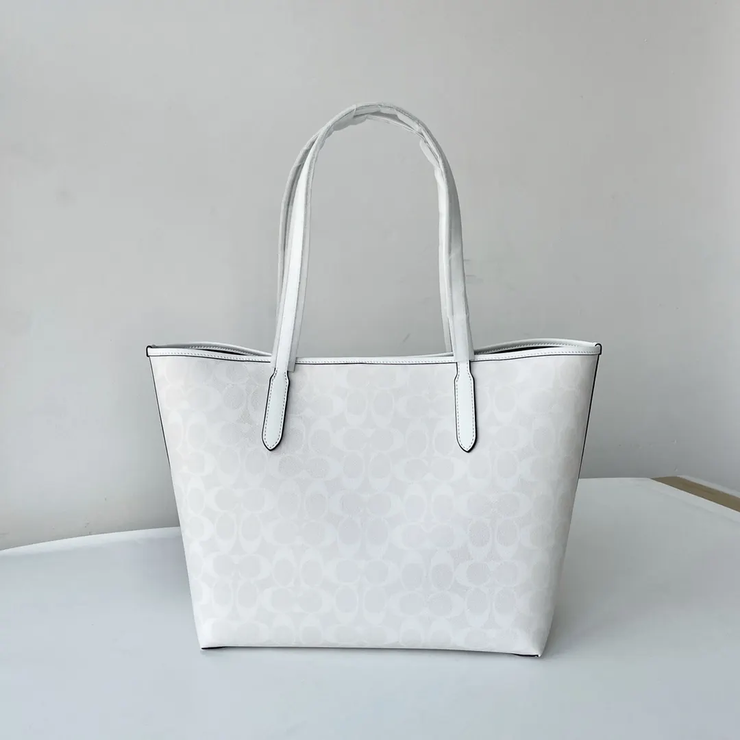 Coach 老花 帆布 新奥莱款双面托特包 的老花图案可以 大容量托特款