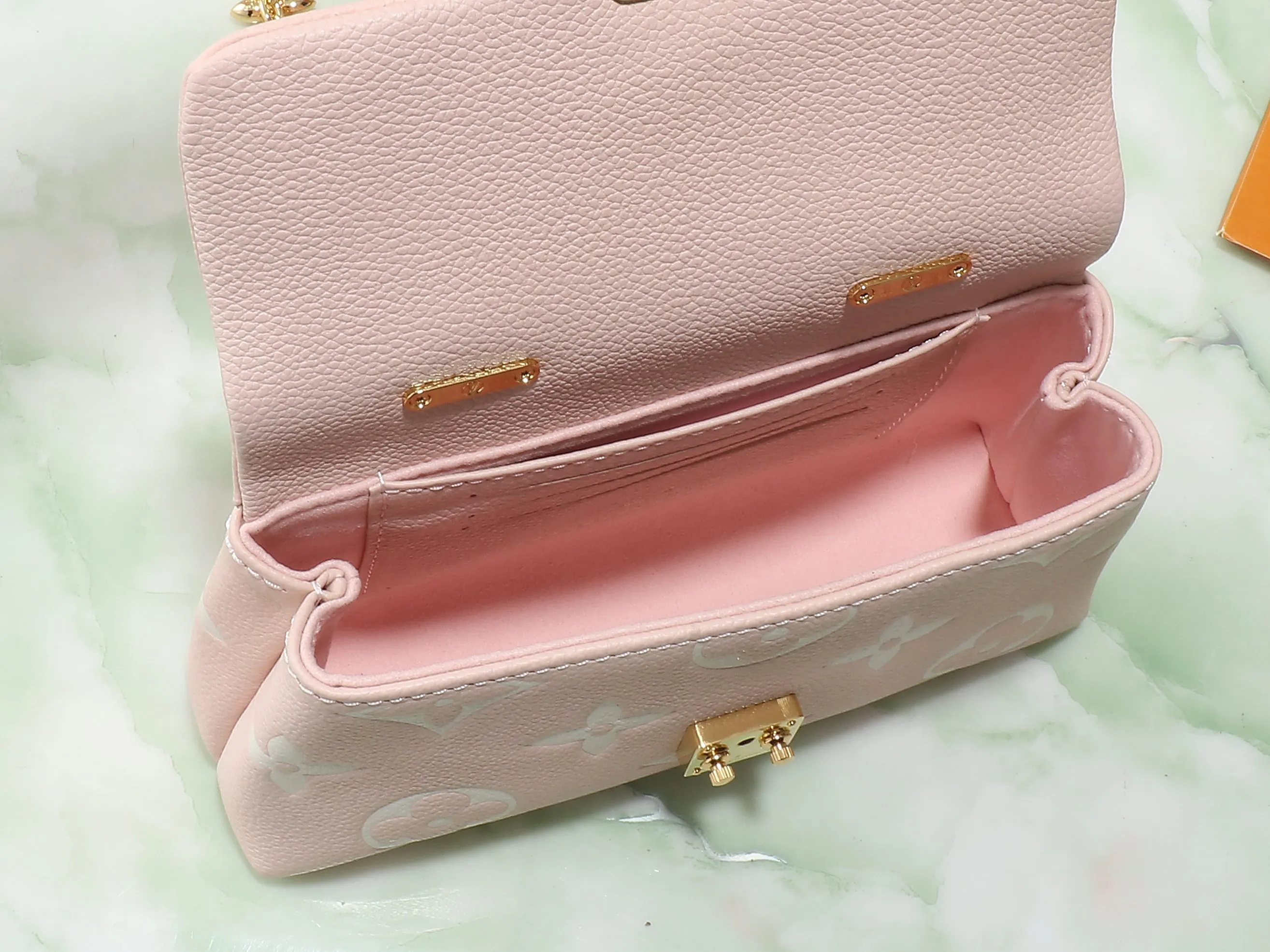 LV chain bag, shoulder crossbody model Image 8 LV chain bag, shoulder crossbody model Image 8