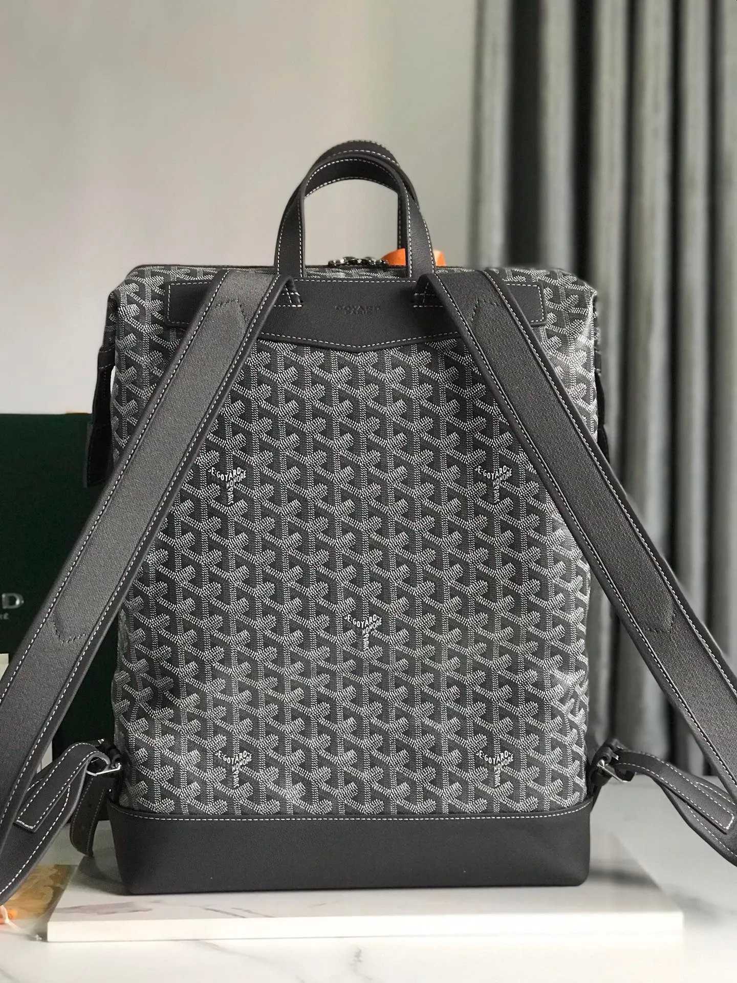 黑色 棕色 小牛皮 Cisain 雙肩包是标志性Ain背包的再发 实用雙肩款